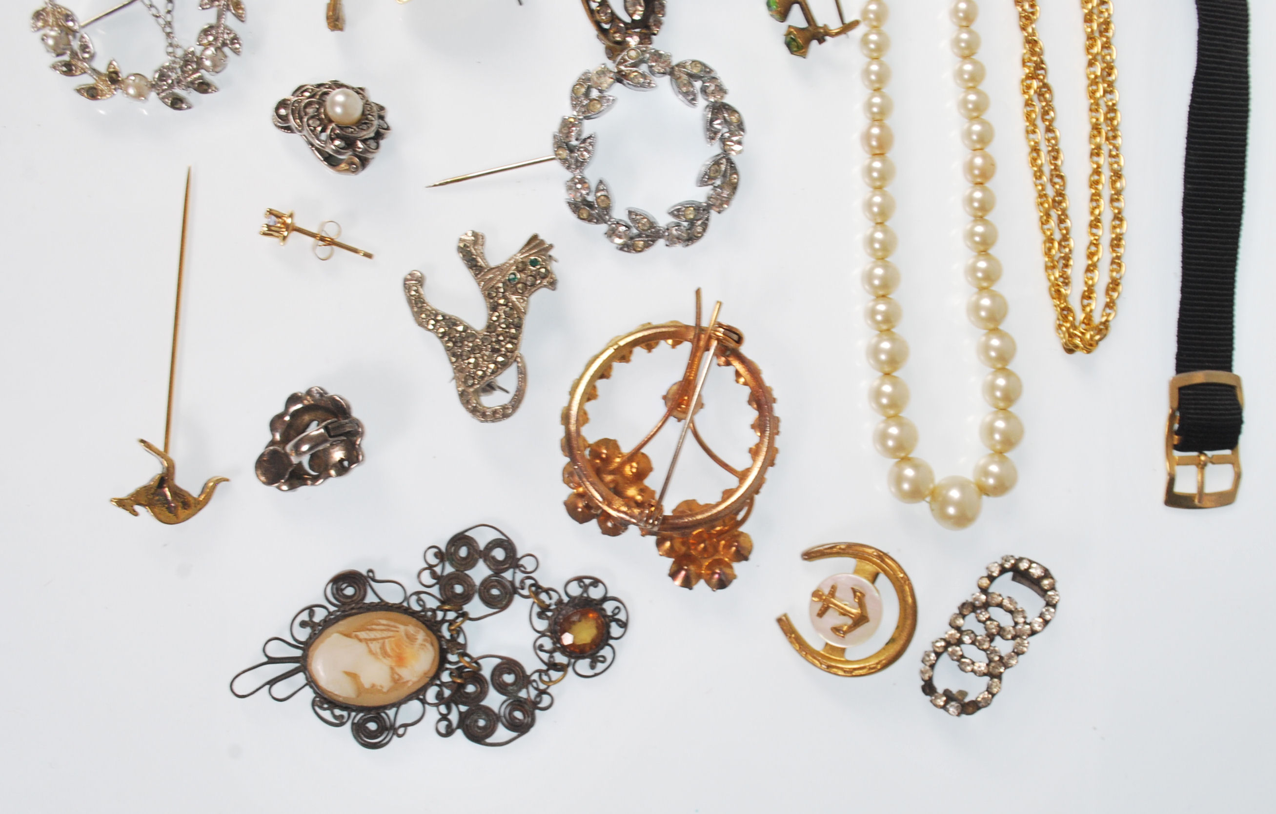 A good group of vintage jewellery to include an early include and early 20th Century cameo - Image 6 of 9