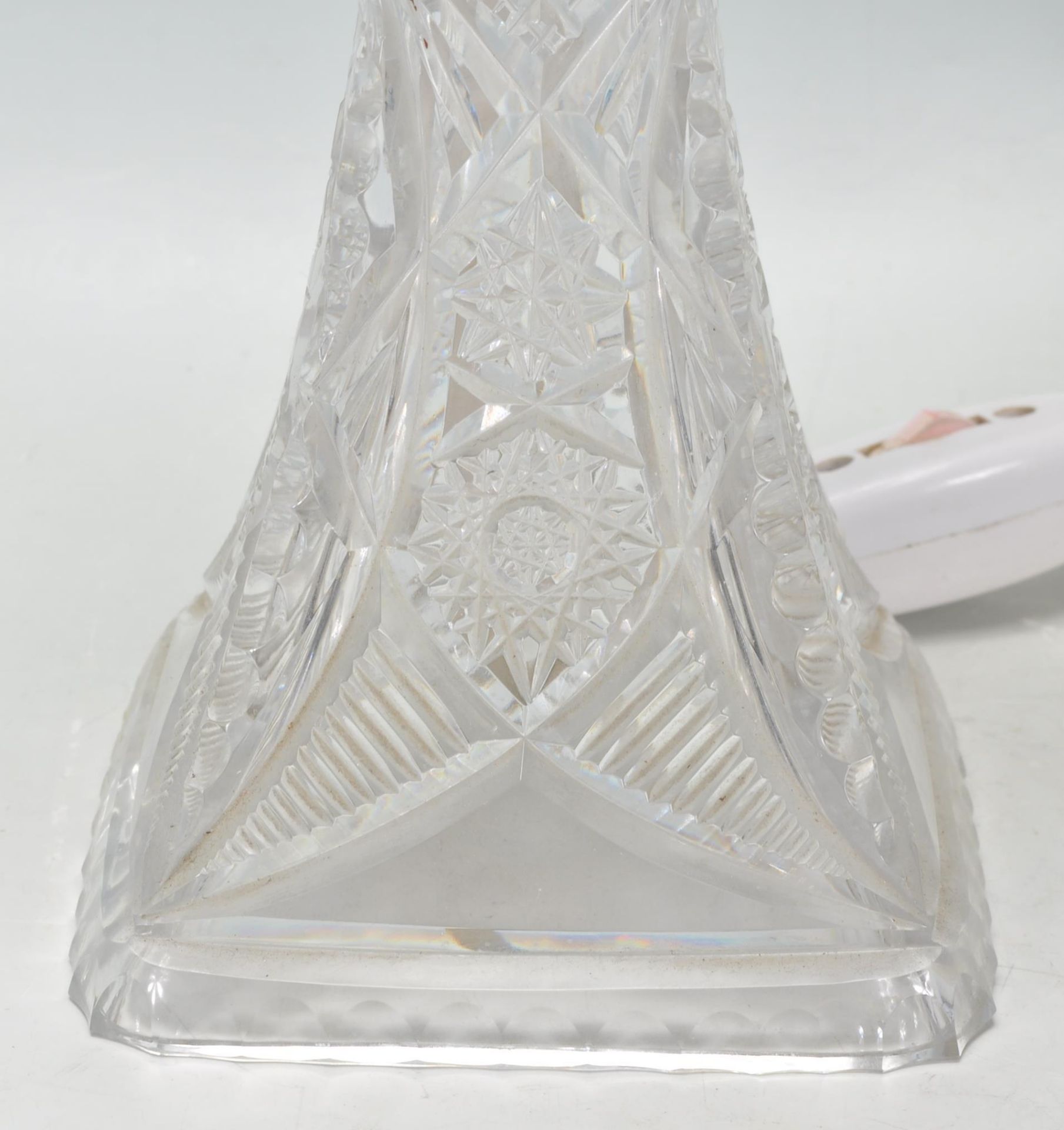 A fine 20th Century Edwardian cut crystal glass table / side lamp having a cut glass shade atop of a - Bild 2 aus 7