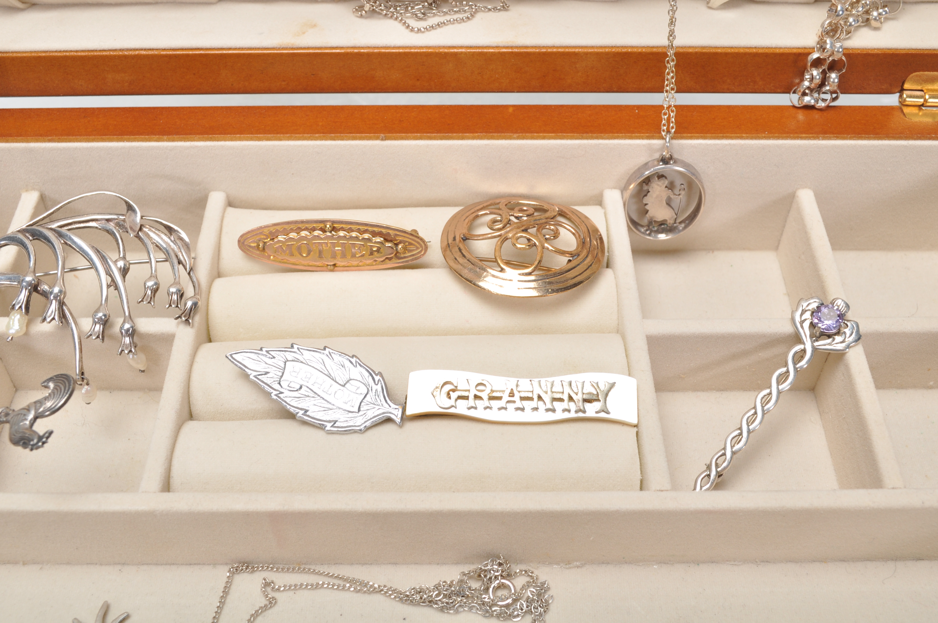 A mixed group of mostly silver jewellery to include silver heart locket pendants, cross and St. - Image 7 of 11