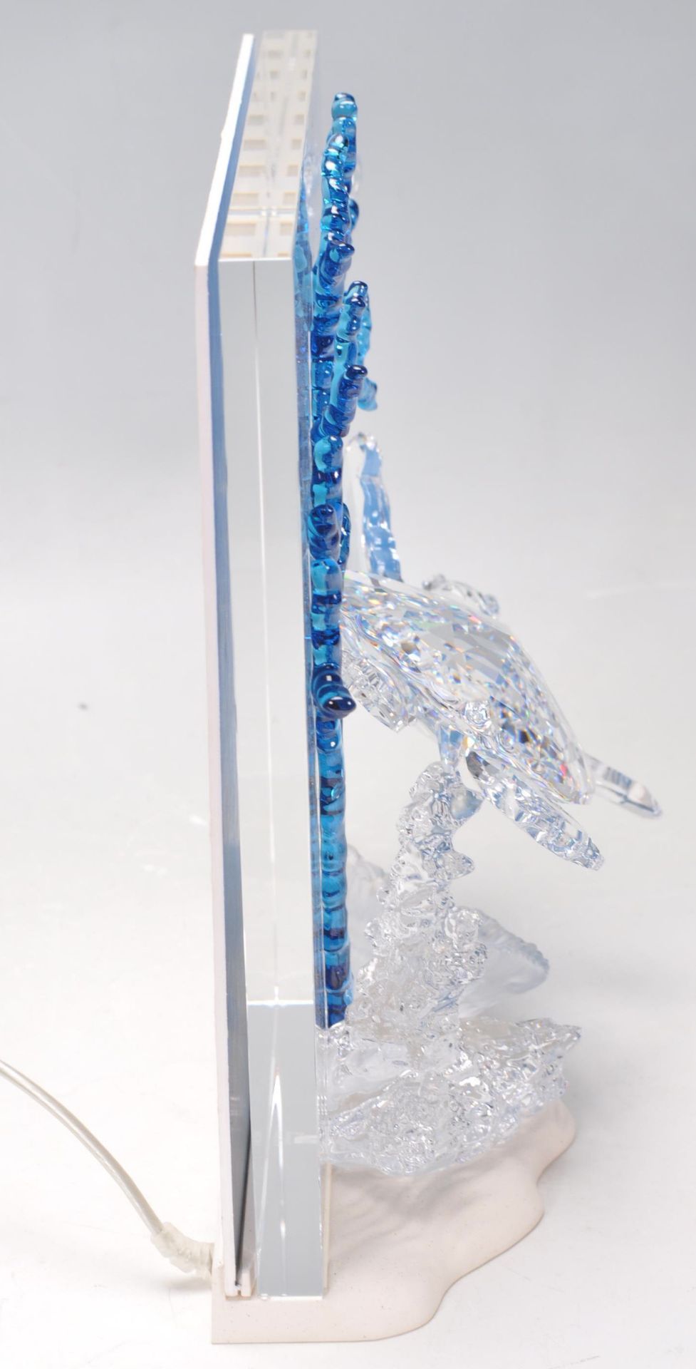 A Swarovski ' Wonders of the Sea ' cut crystal free standing ornament plaque / light in the form - Bild 5 aus 7