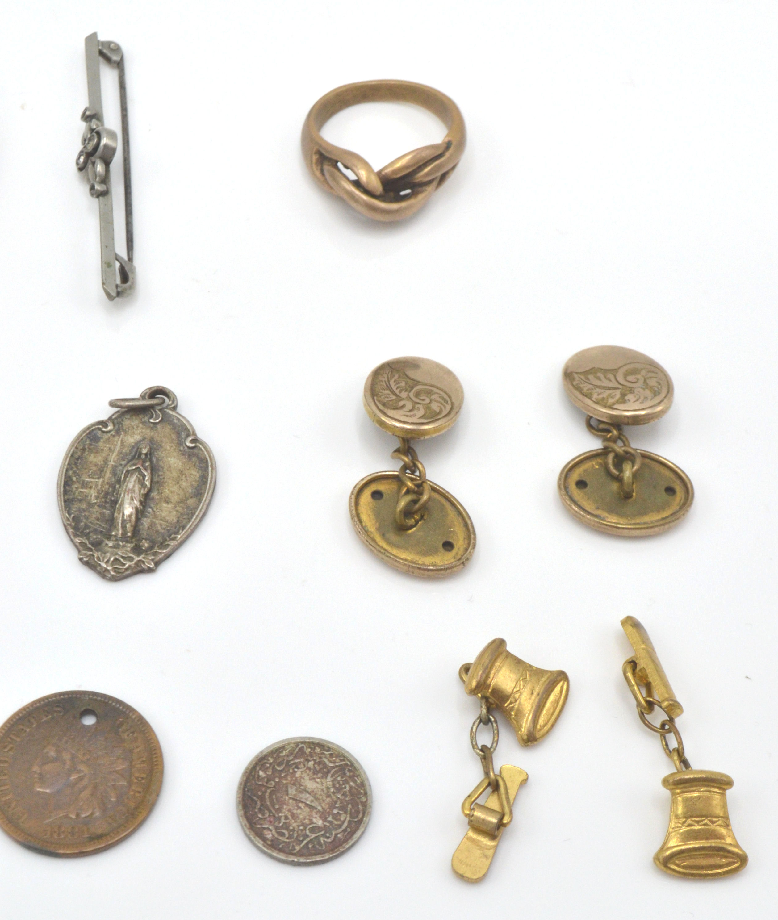 A collection of items to include pestle and mortar cufflinks by cox of Brighton, armorial cuff links - Image 4 of 6