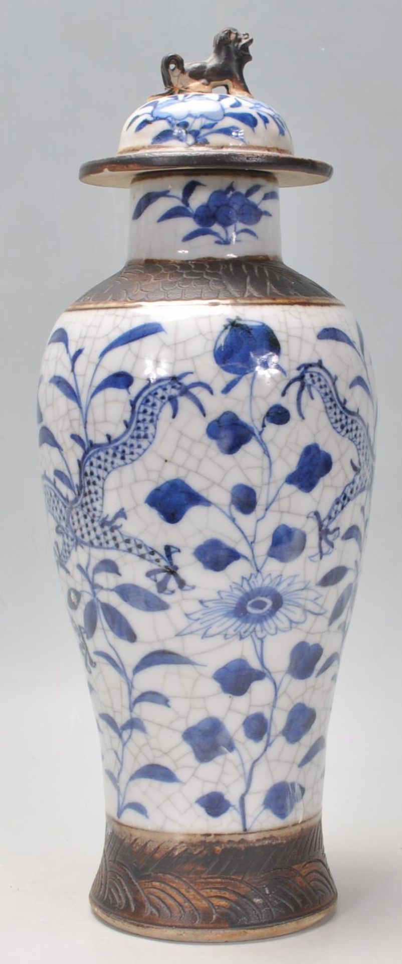 A late 19th Century Chinese blue and white lidded crackle glaze baluster vase having hand painted - Bild 3 aus 8