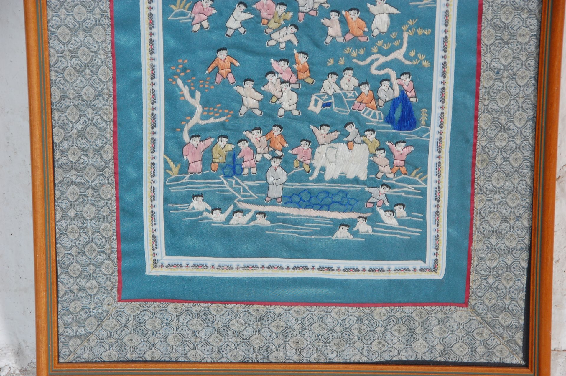 A mid 20th Century Chinese rectangular silk panel having embroidered one-hundred children playing in - Bild 2 aus 8