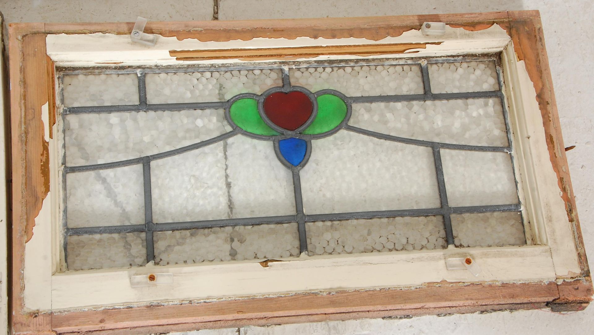 A good group of seven early 20th century vintage led lined stained glass windows set within window - Bild 7 aus 8