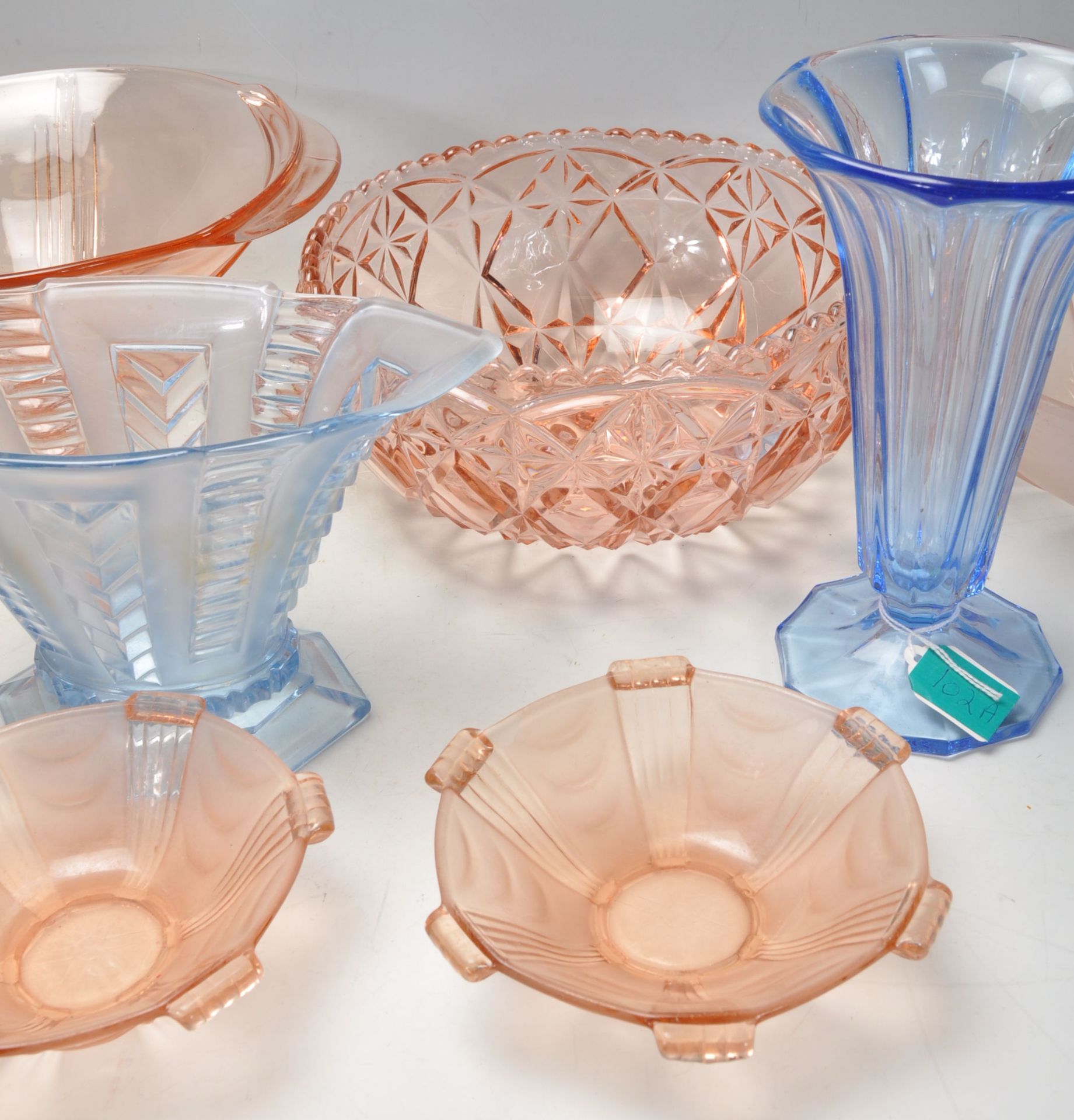 A group of early 20th Century Art Deco 1930's blue and pink glassware to include decorative vases - Bild 6 aus 7
