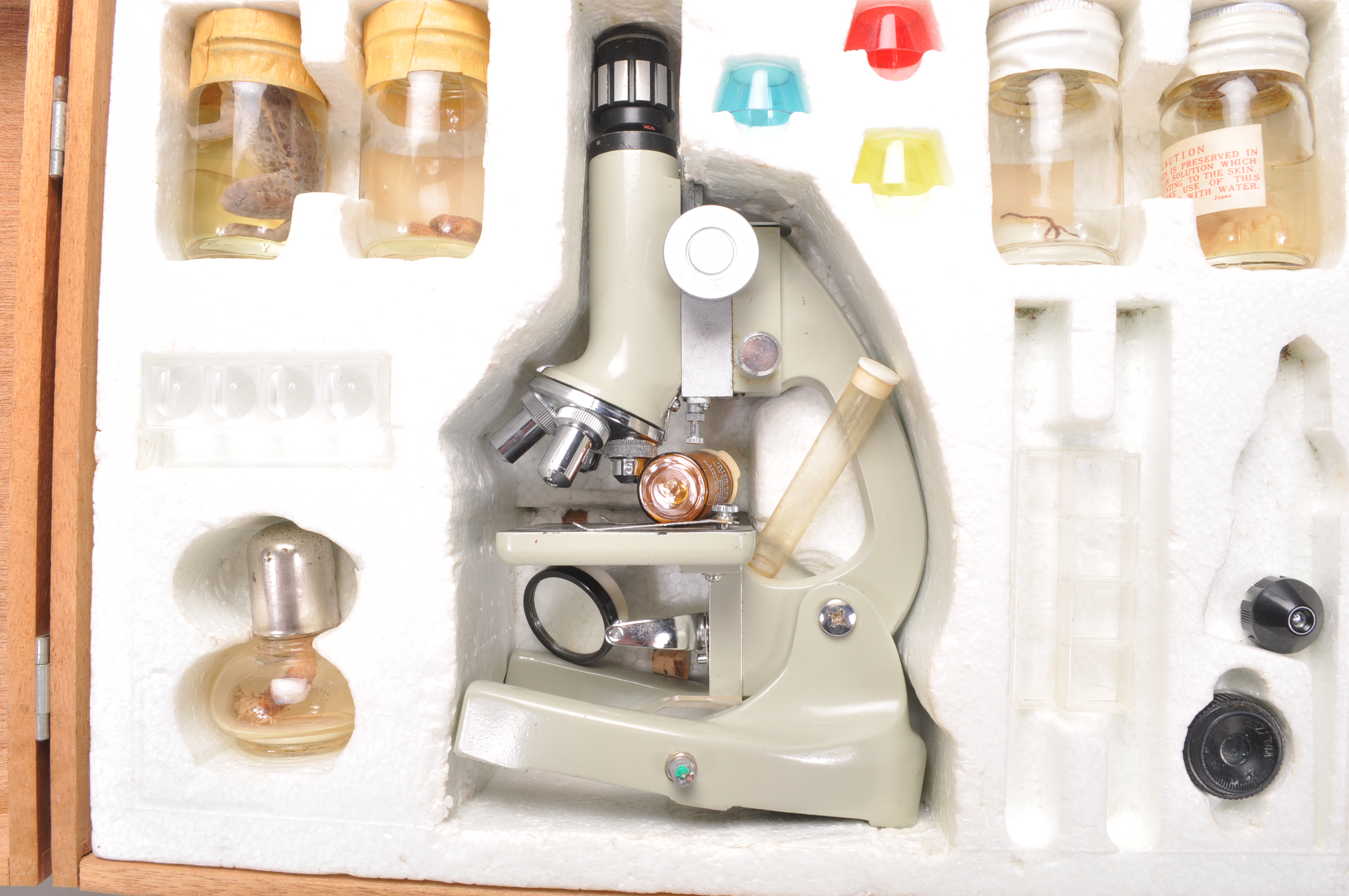 A vintage retro young Scientist microscope set complete with most accessories with preserved - Image 6 of 12