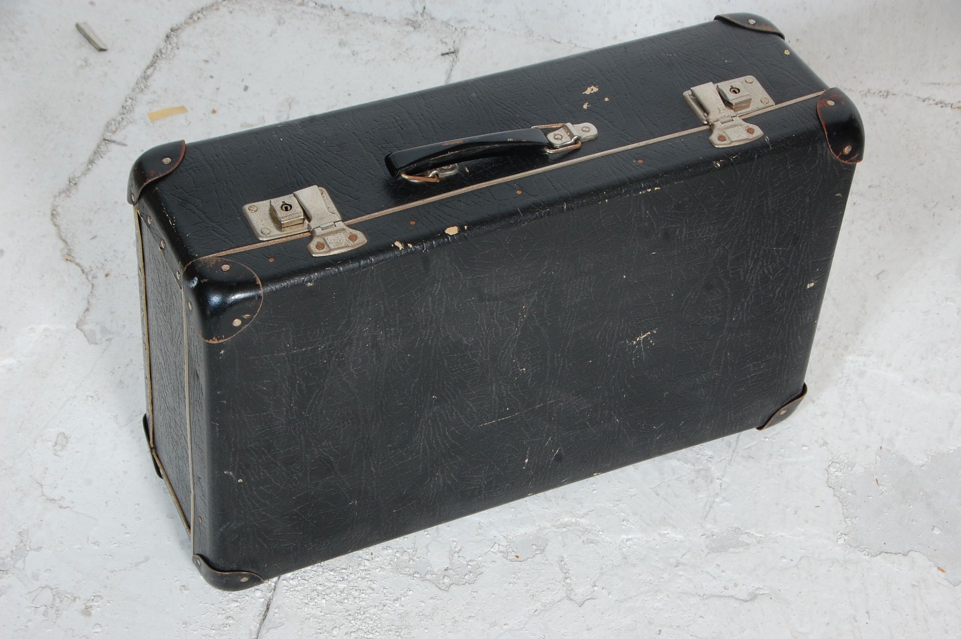 Two vintage leather suitcases mounted on a vintage metamorphic folding wooden slatted suitcase - Bild 4 aus 6