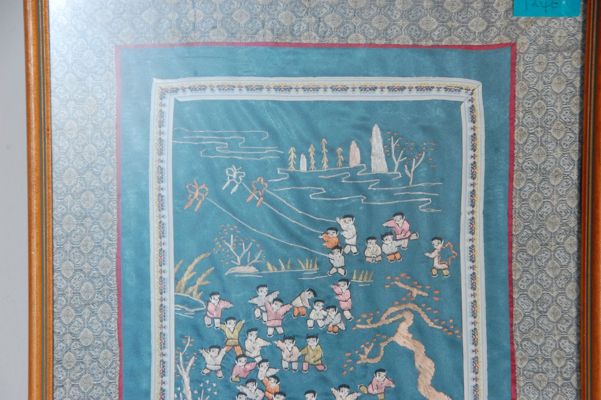 A mid 20th Century Chinese rectangular silk panel having embroidered one-hundred children playing in - Bild 3 aus 8
