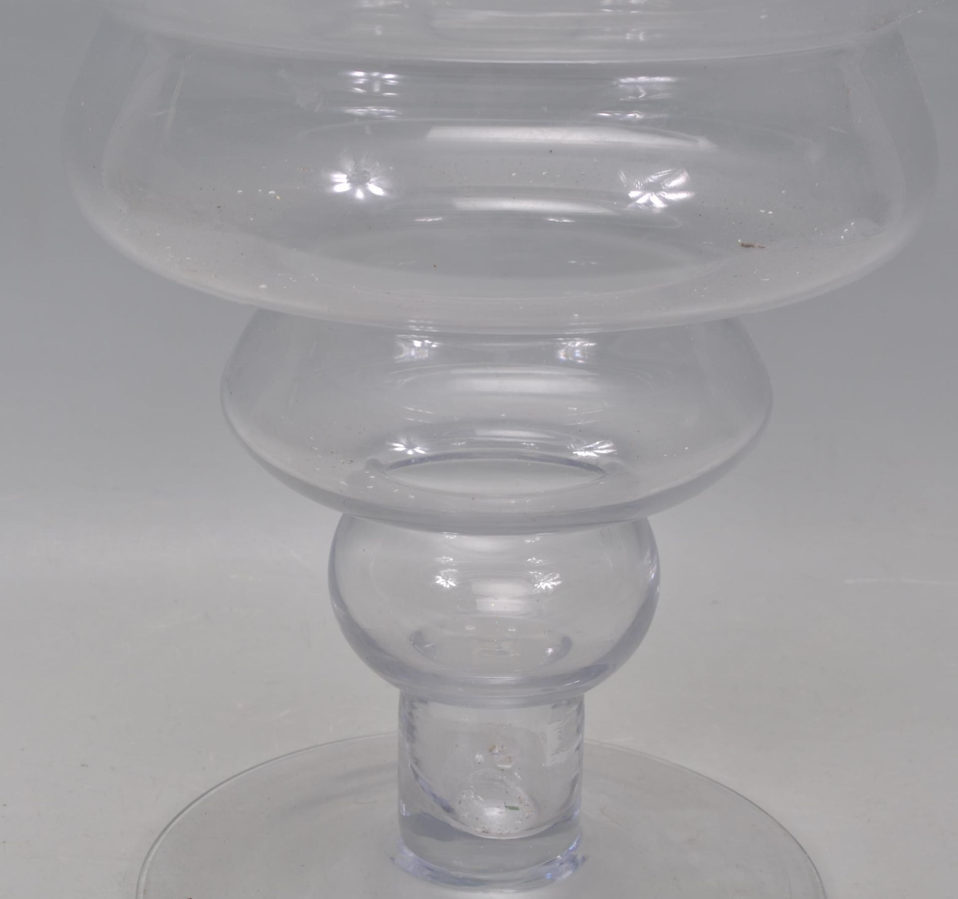 A large 20th Century clear glass large centrepiece  vase having a tapering stepped design body - Bild 3 aus 5