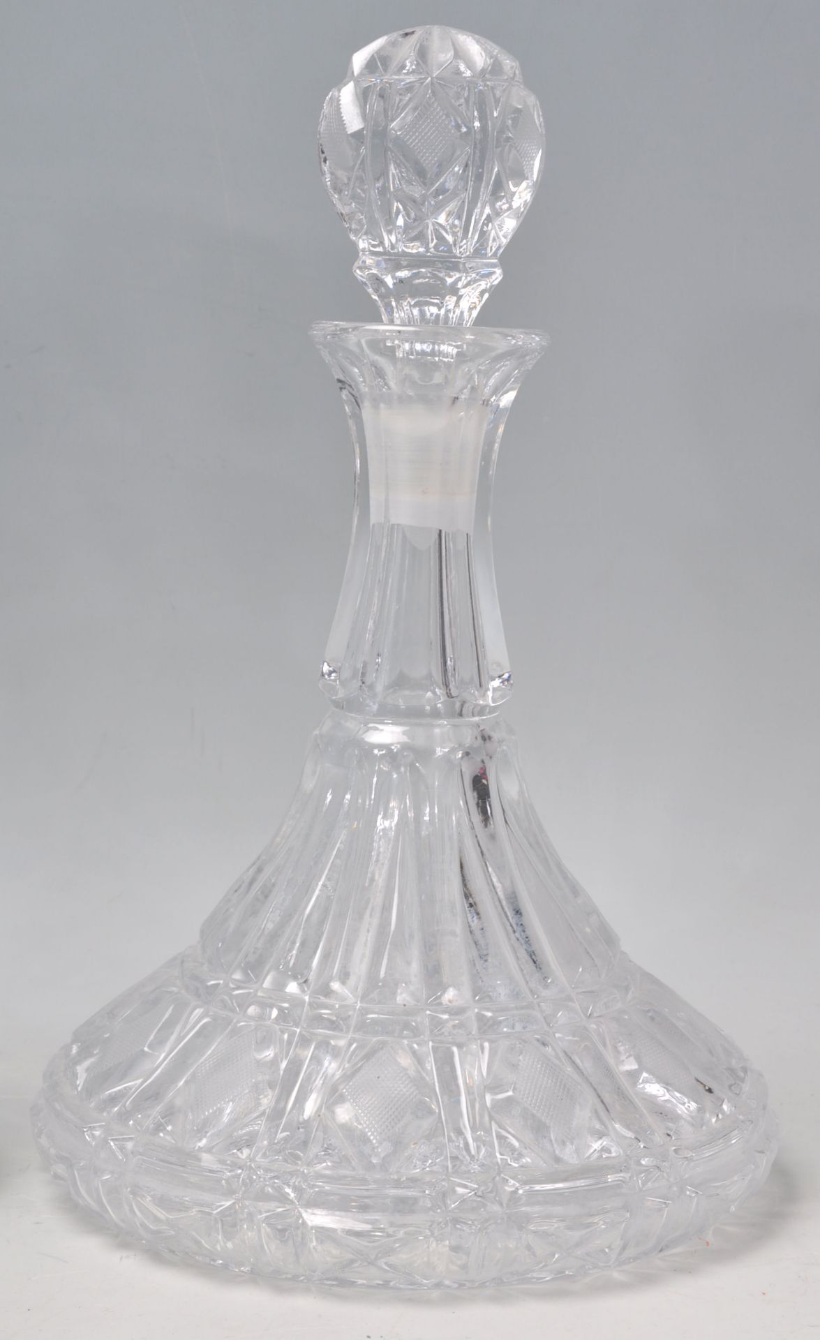 A mixed group of five glass decanters of various shapes and sizes to include a etched ships - Bild 4 aus 7