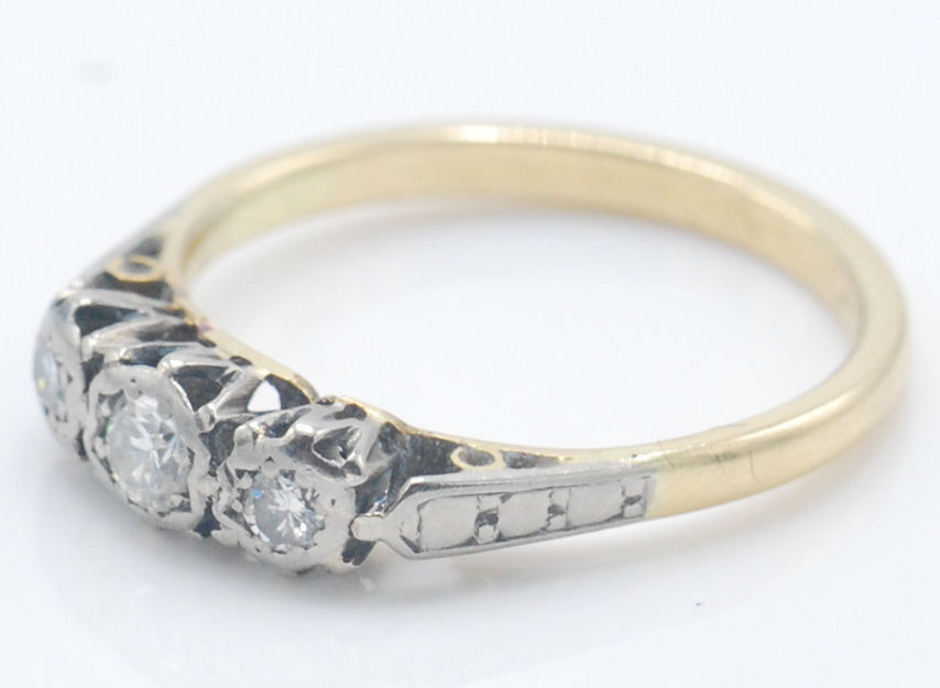 A vintage yellow gold three stone diamond ring having three round cut diamonds set into platinum - Image 3 of 5