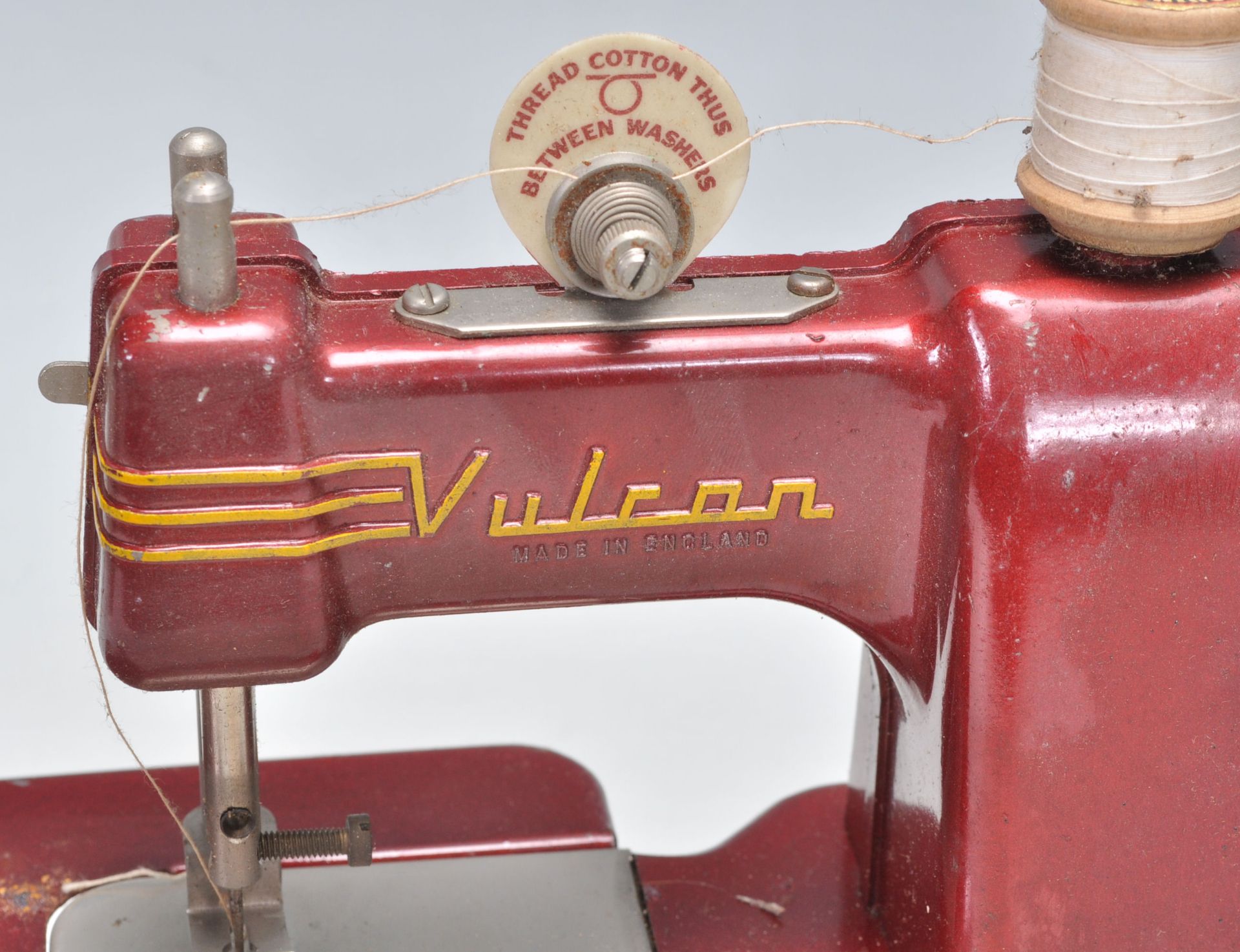 A vintage 20th Century Vulcan Senior childs sewing machine. Appears complete in the original box. - Bild 4 aus 8