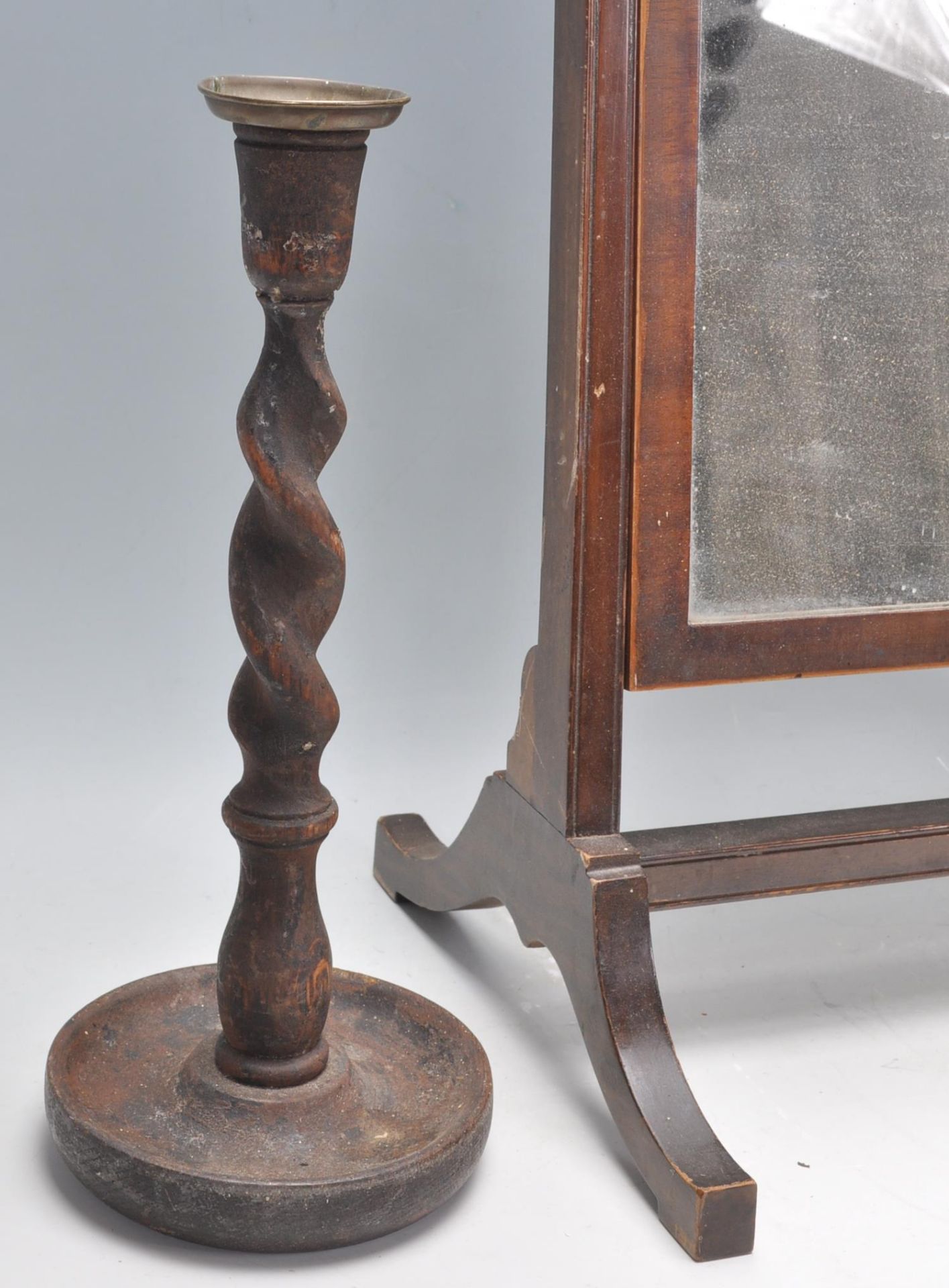 A 19th century George III mahogany toilet swing mirror of square form raised on a splayed leg - Bild 2 aus 5