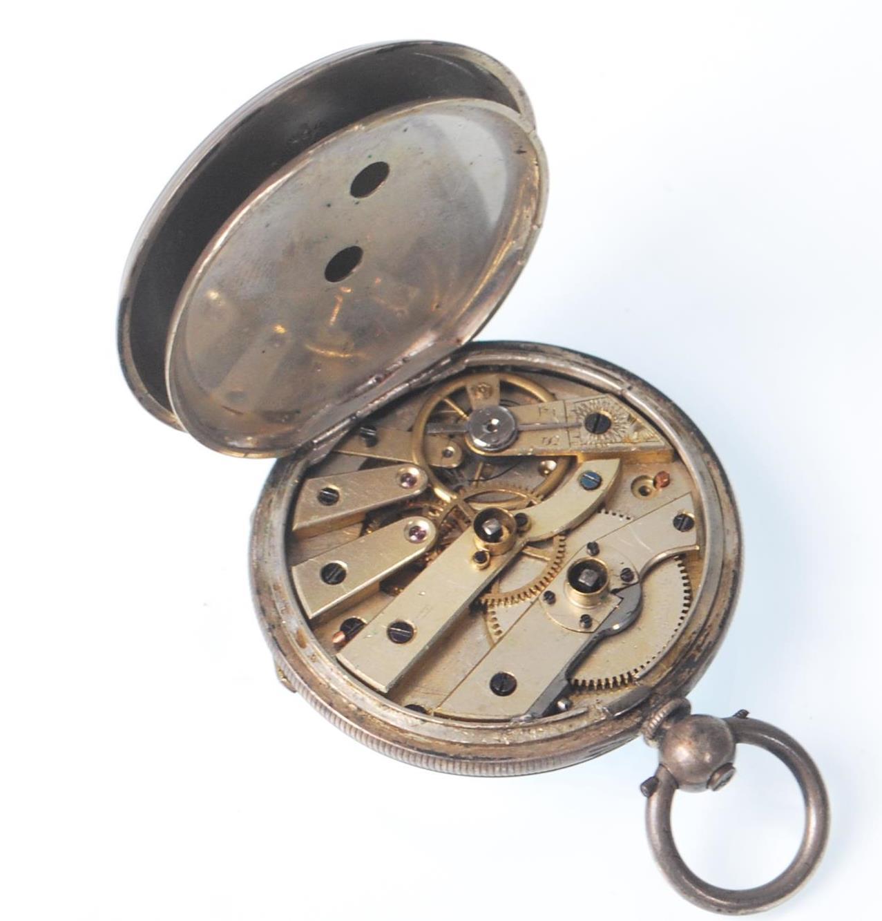 An early 20th Century Edwardian pocket fob watch having a white enamelled face with roman numerals - Image 3 of 6