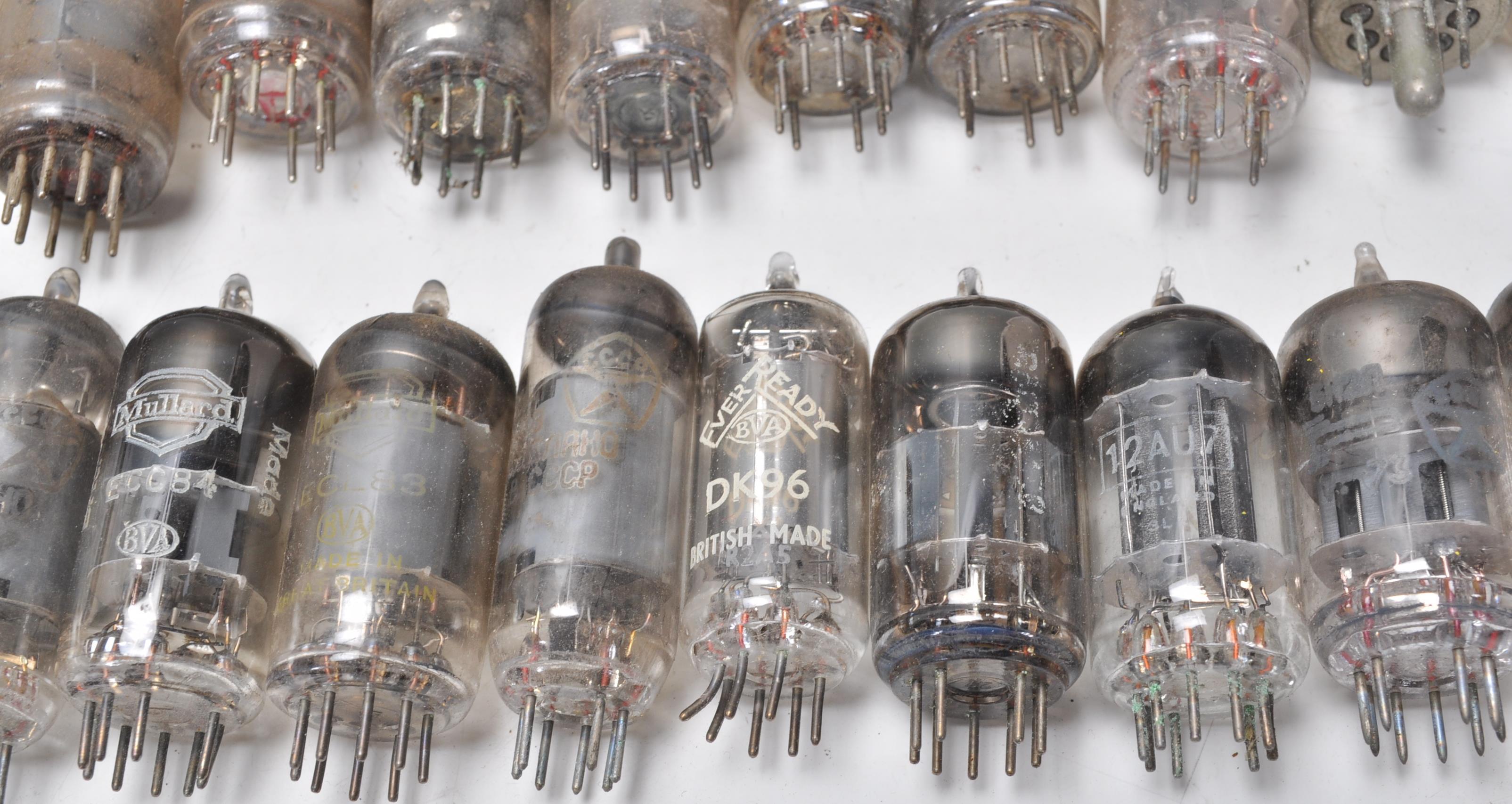 A collection of vintage mixed radio valves to include EC83, EZ81, Ediswate UCH42, Mullard EZ81 - Image 4 of 21