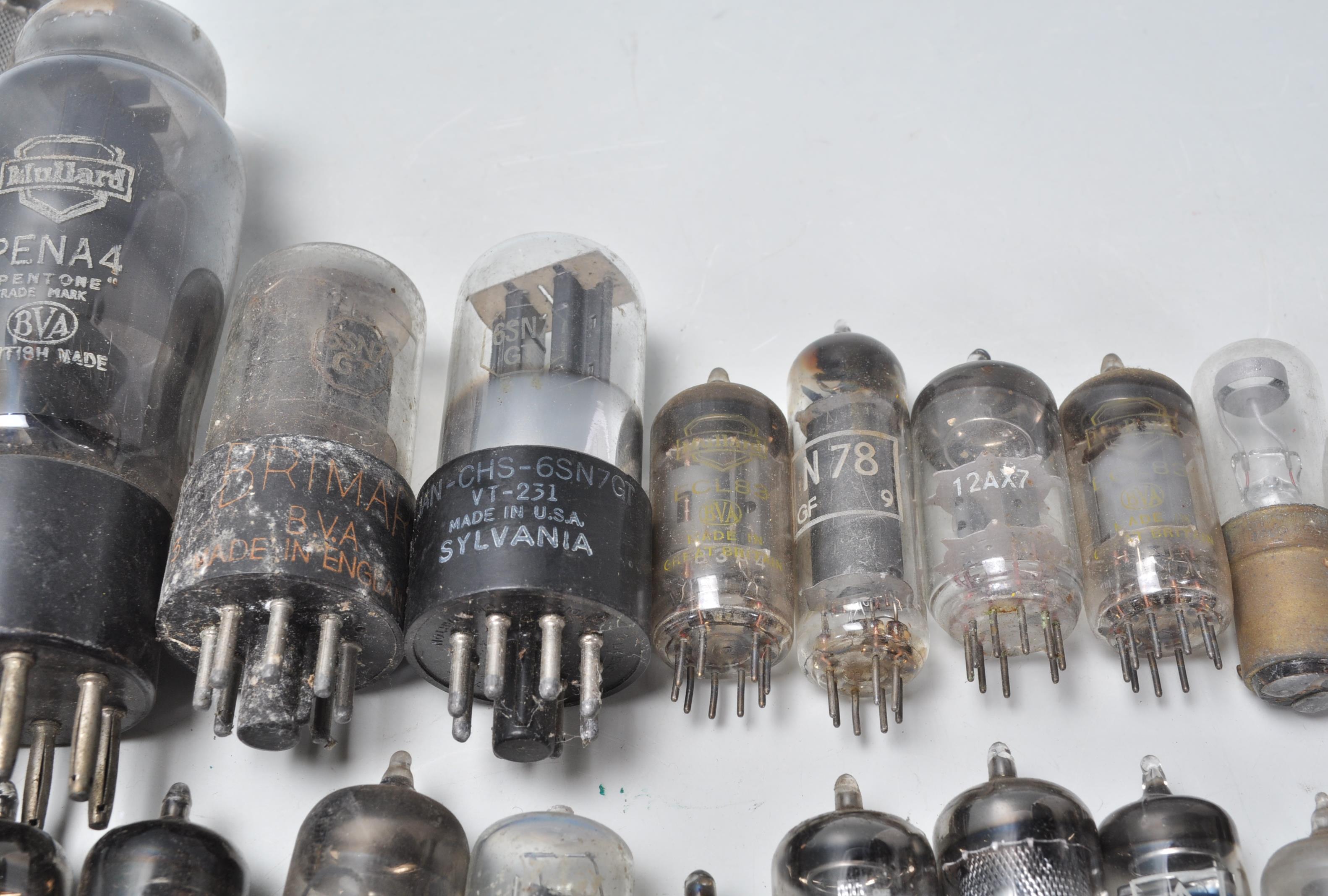 A collection of vintage mixed radio valves to include EC83, EZ81, Ediswate UCH42, Mullard EZ81 - Image 15 of 21