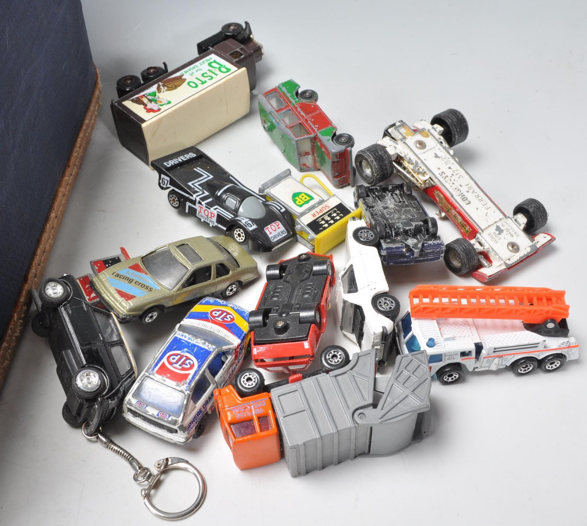 A mixed group of toys to include multiple Diecast model vehicles / cars with some having makers - Bild 2 aus 6