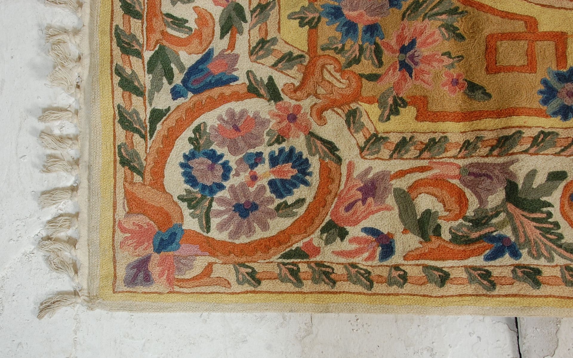 A 20th Century crewel work embroidery wall hanging having a floral bordered design around a - Bild 3 aus 7