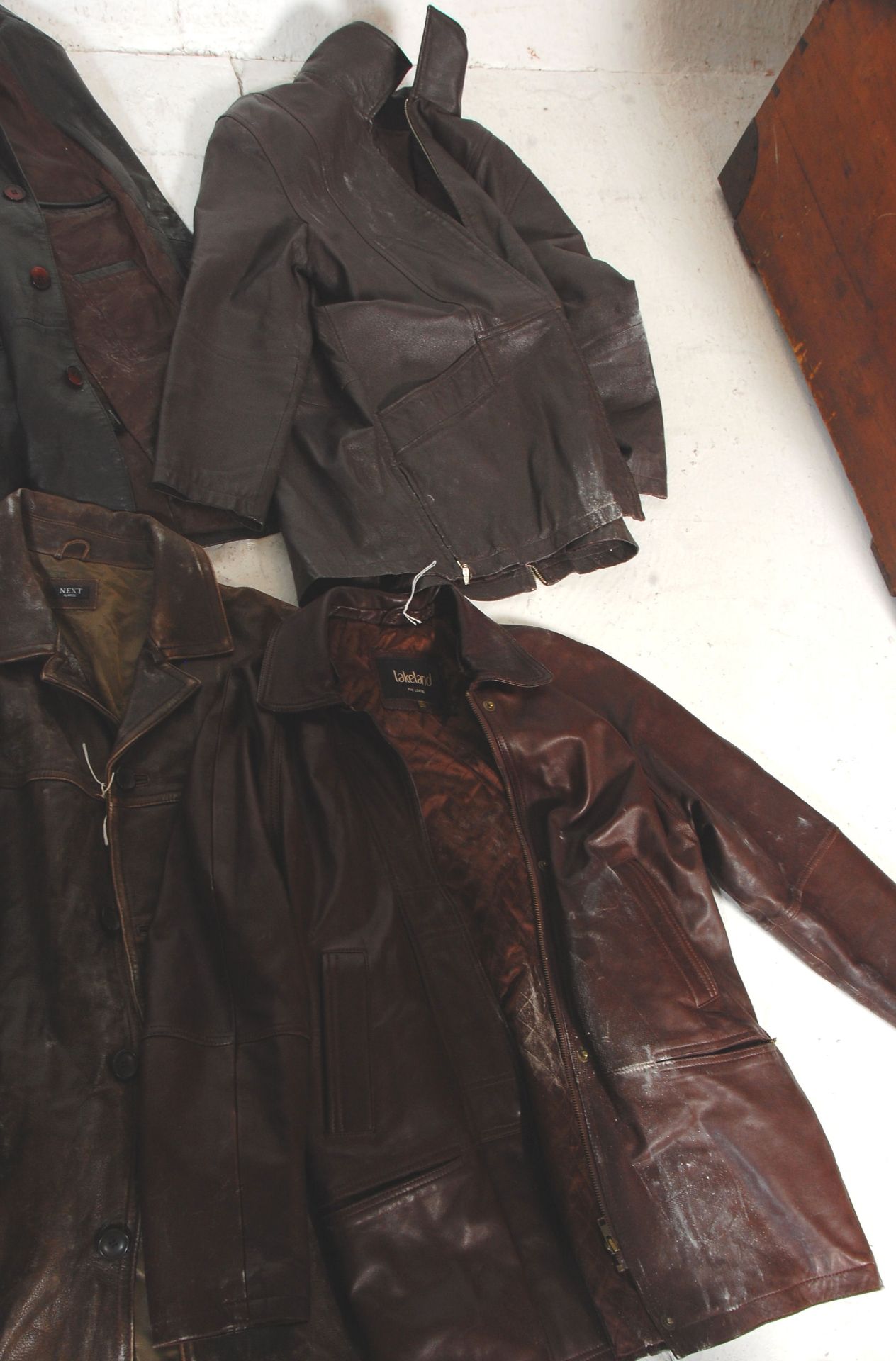 A good group of six gentlemens leather jackets / coats. Most bearing labels to include Milan - Bild 6 aus 6