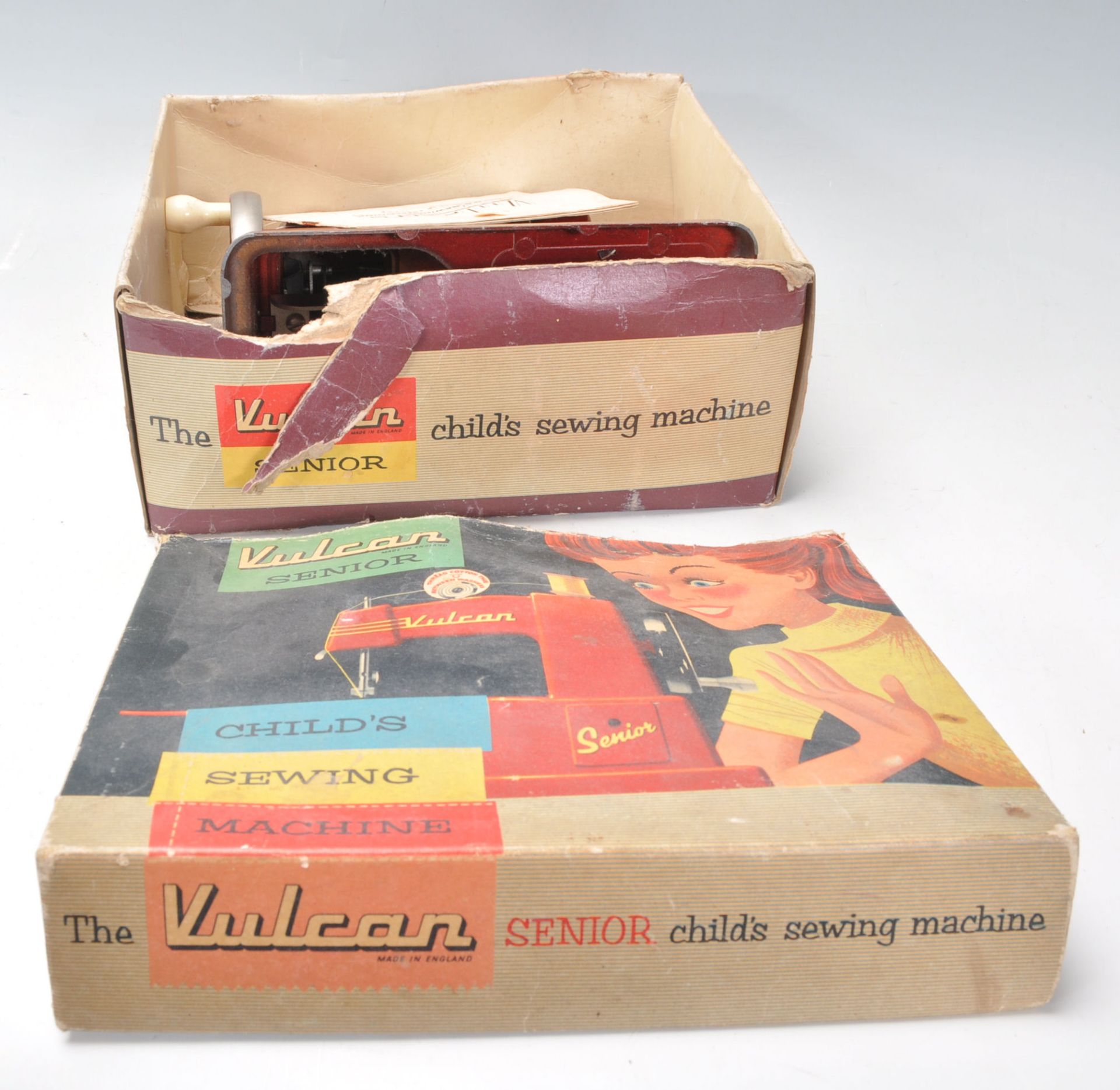 A vintage 20th Century Vulcan Senior childs sewing machine. Appears complete in the original box. - Bild 8 aus 8
