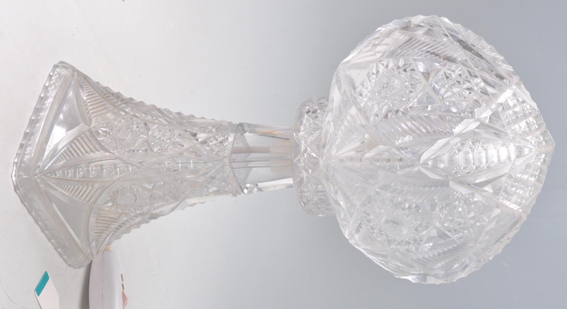 A fine 20th Century Edwardian cut crystal glass table / side lamp having a cut glass shade atop of a - Bild 5 aus 7