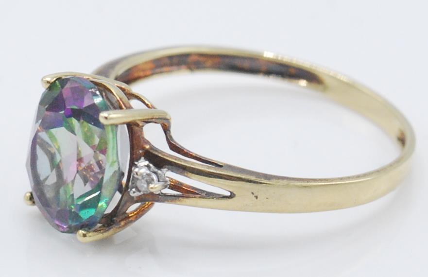 A stamped 9k yellow gold ladies dress ring set with a single faceted cut mystic topaz stone - Image 4 of 4
