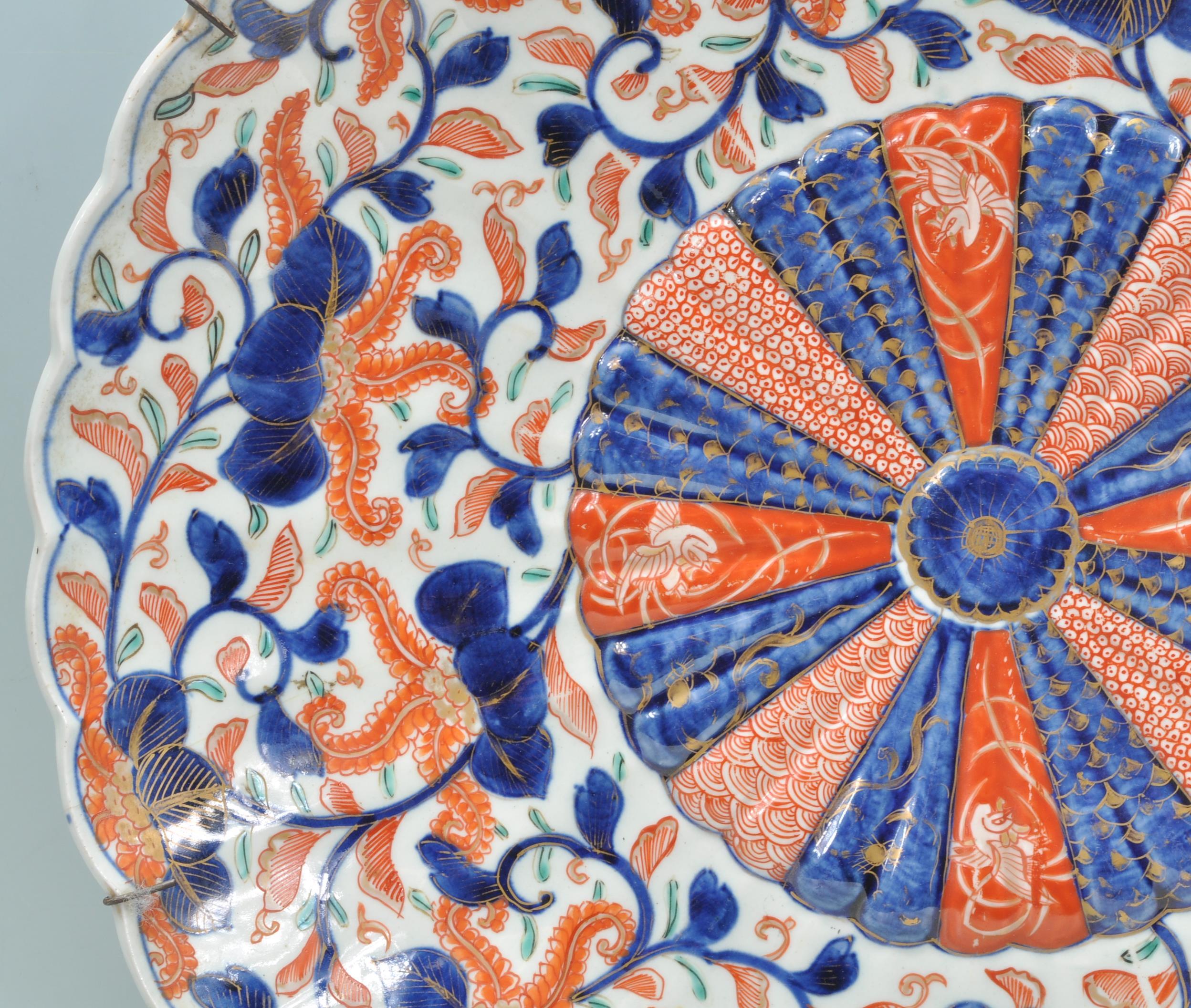 A 19th century Chinese Imari pattern wall charger of bowled form having geometric central swirl - Image 5 of 8