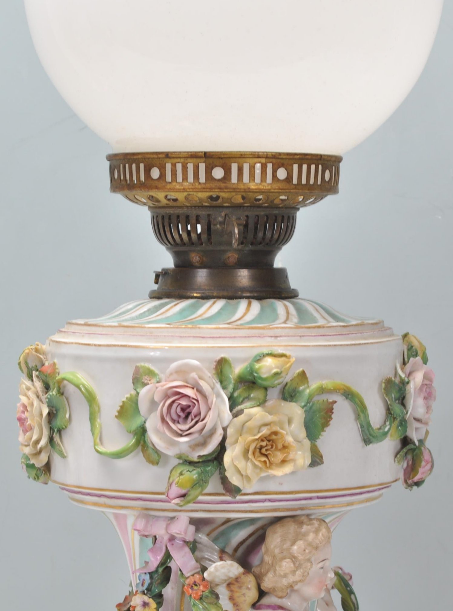 An antique German porcelain Dresden / Sitzendorf style oil lamp of large proportions, the body - Image 9 of 23
