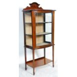 An Edwardian mahogany inlaid bow fronted display cabinet vitrine. Raised on square tapering legs