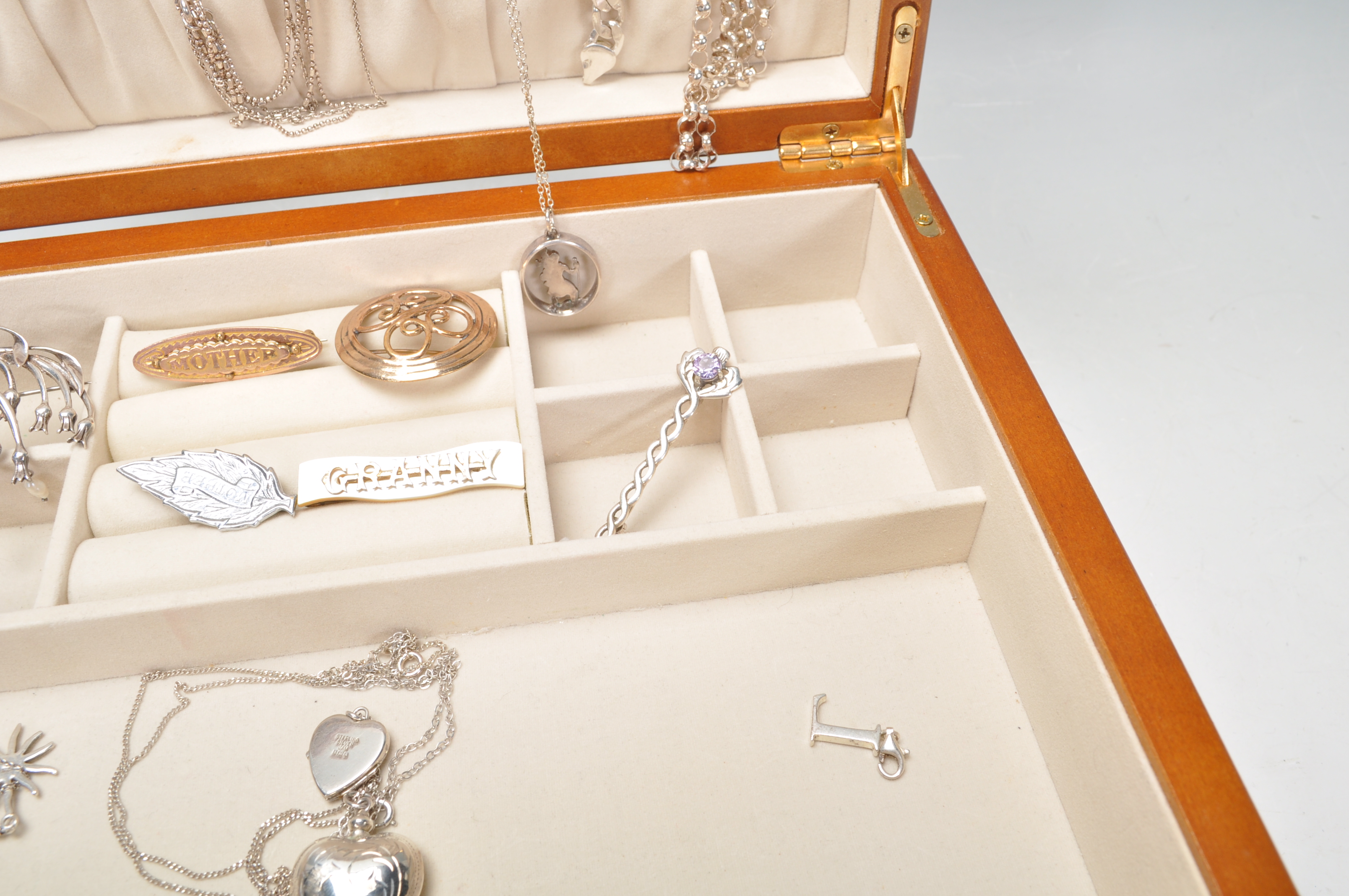 A mixed group of mostly silver jewellery to include silver heart locket pendants, cross and St. - Image 9 of 11