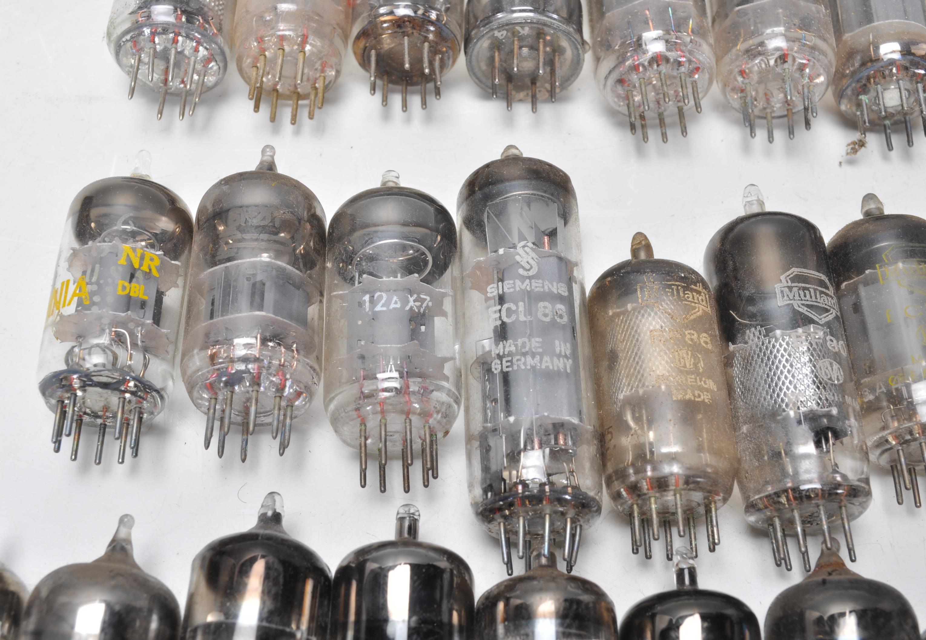 A collection of vintage mixed radio valves to include EC83, EZ81, Ediswate UCH42, Mullard EZ81 - Image 11 of 21