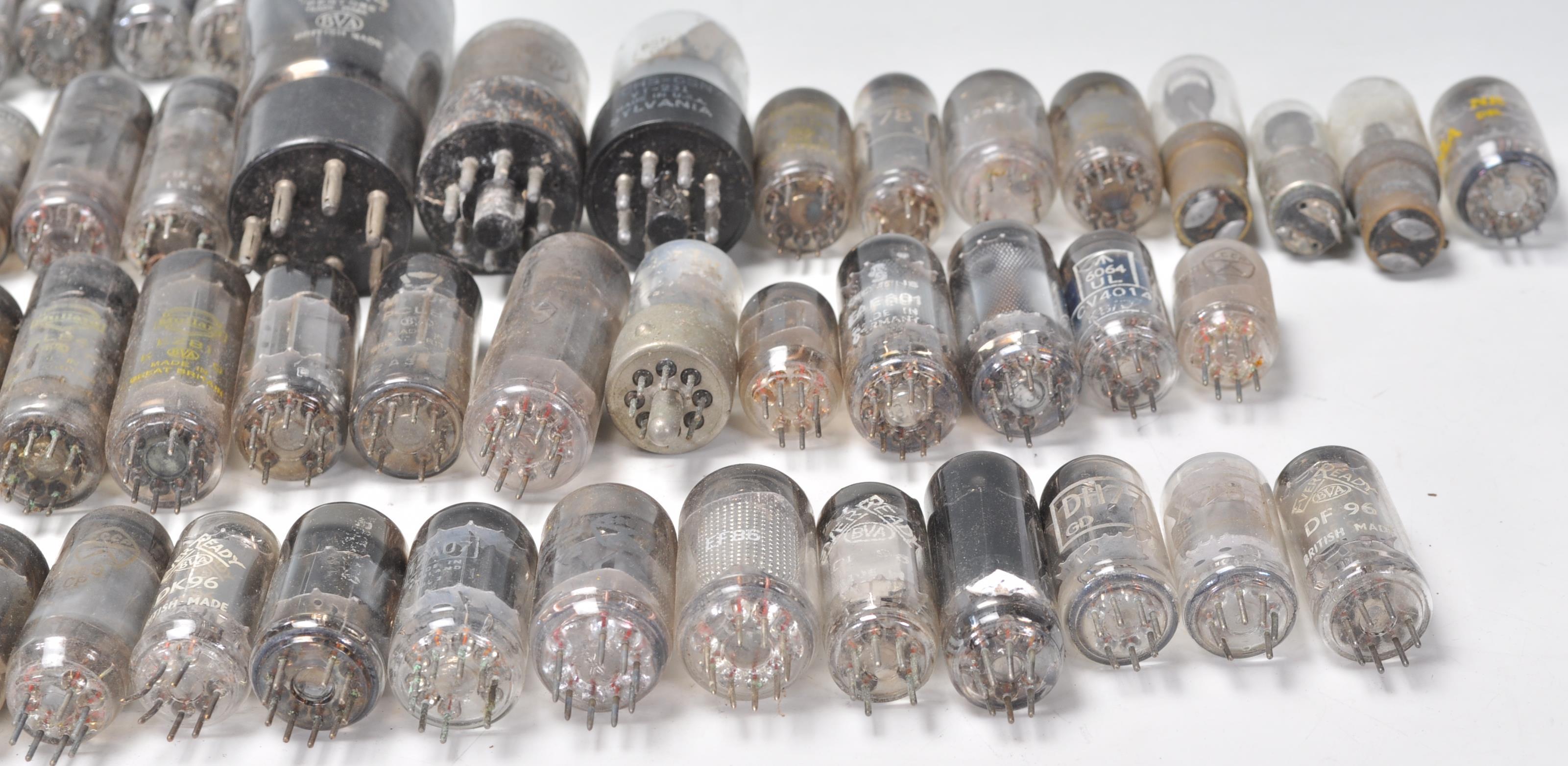 A collection of vintage mixed radio valves to include EC83, EZ81, Ediswate UCH42, Mullard EZ81 - Image 20 of 21