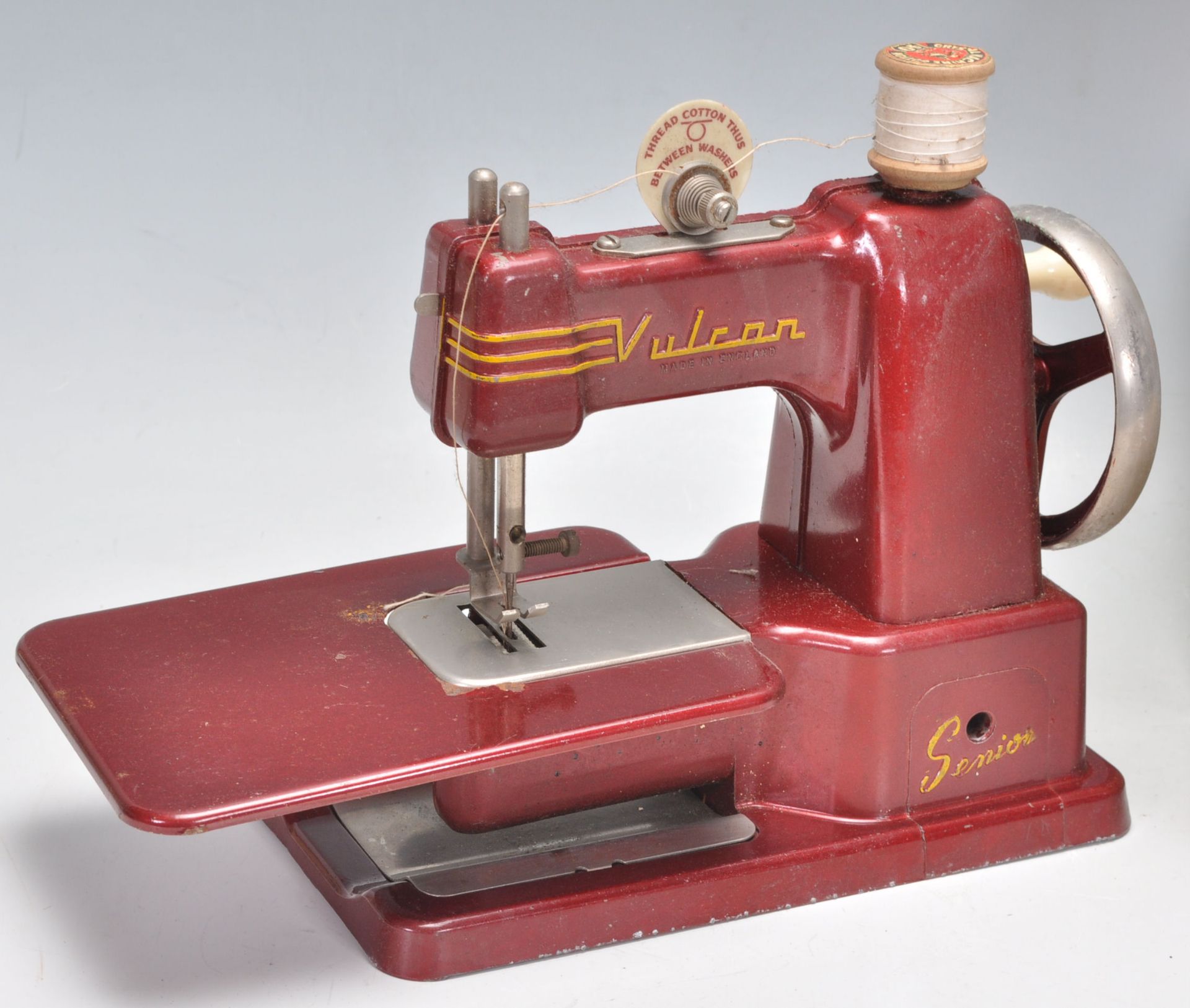 A vintage 20th Century Vulcan Senior childs sewing machine. Appears complete in the original box. - Bild 2 aus 8