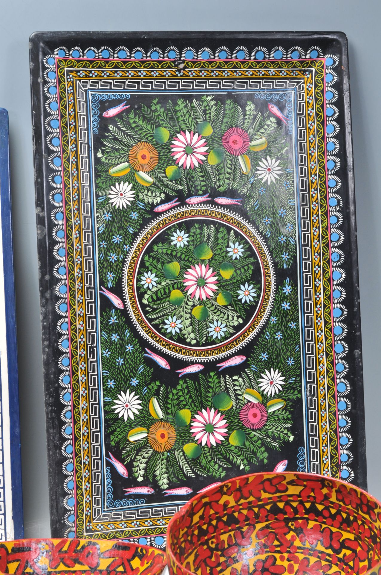 A collection of Mexican vintage carved and hand painted wooden trays together with a hinged box, - Bild 4 aus 6