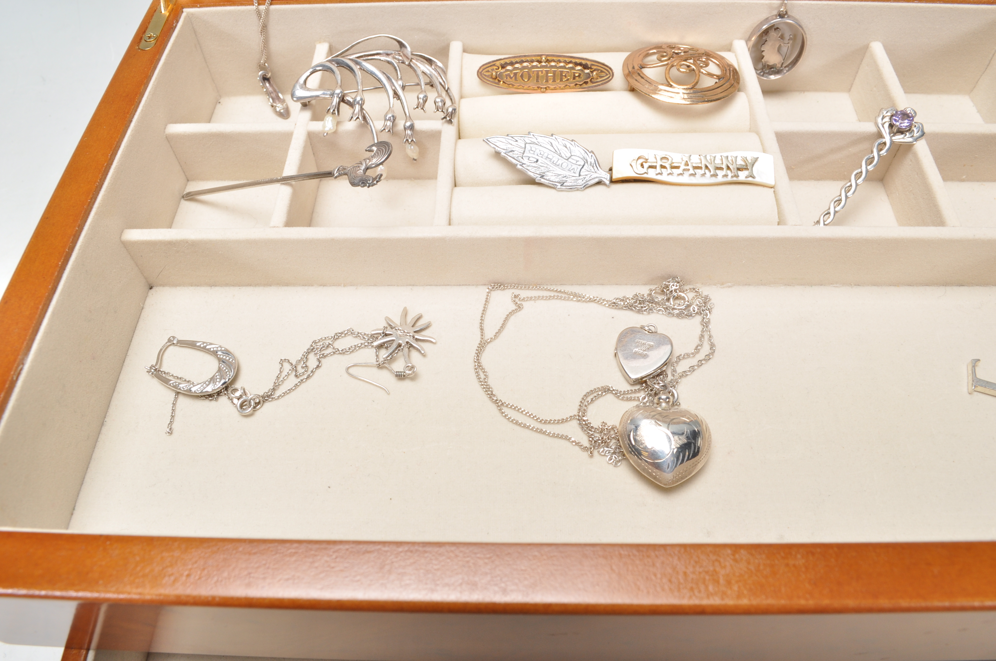 A mixed group of mostly silver jewellery to include silver heart locket pendants, cross and St. - Image 8 of 11