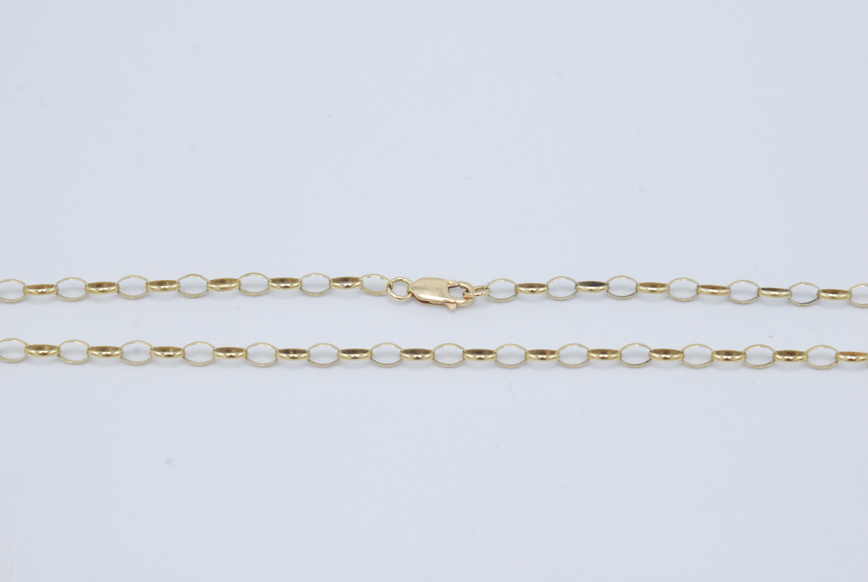 A hallmarked 9ct yellow gold open link chain necklace having a lobster claw clasp. Just needs re- - Image 3 of 5