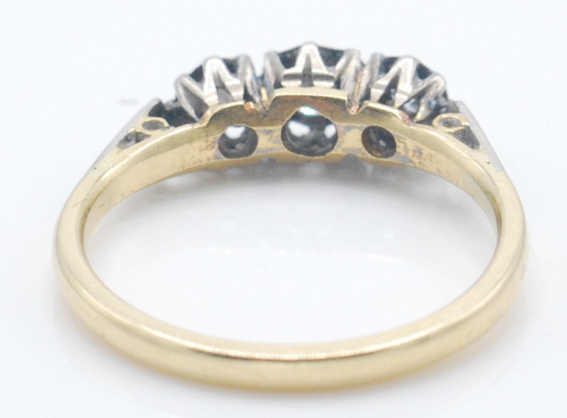 A vintage yellow gold three stone diamond ring having three round cut diamonds set into platinum - Image 5 of 5