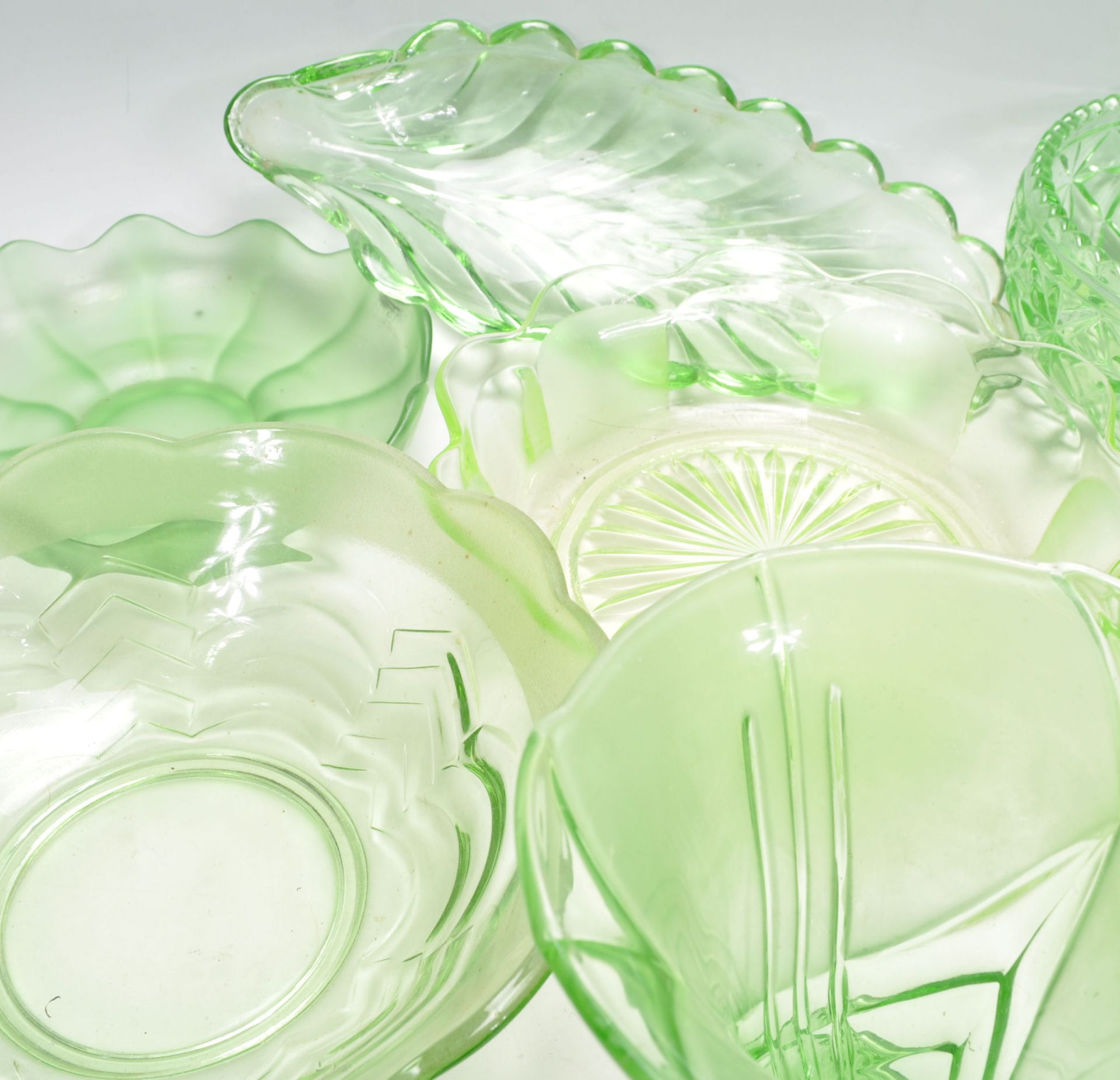 A group of early 20th Century Art Deco 1930's green uranium glass ware to include decorative vases - Bild 8 aus 8
