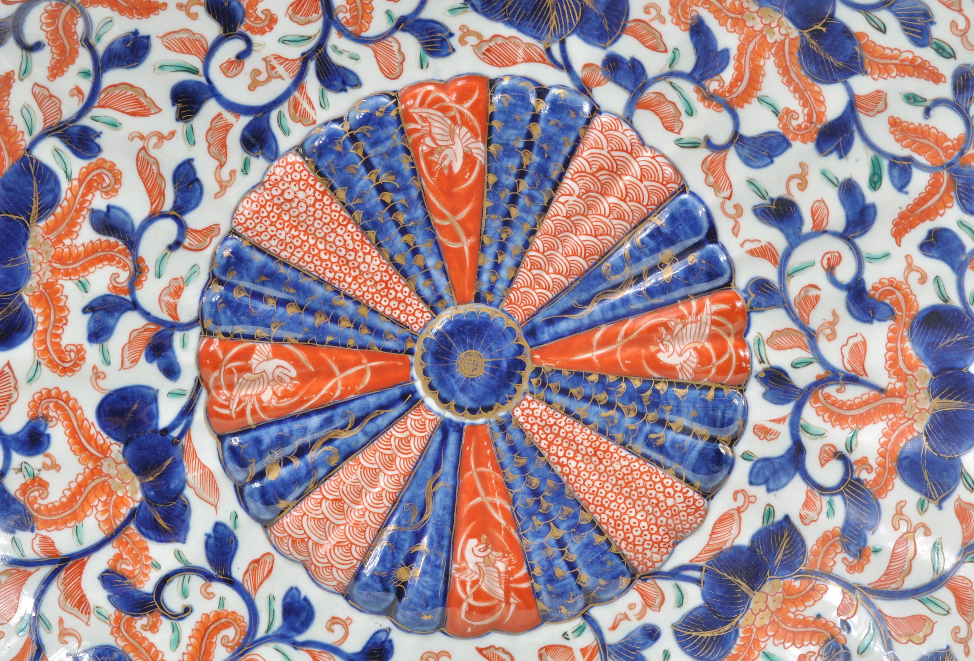 A 19th century Chinese Imari pattern wall charger of bowled form having geometric central swirl - Image 3 of 8