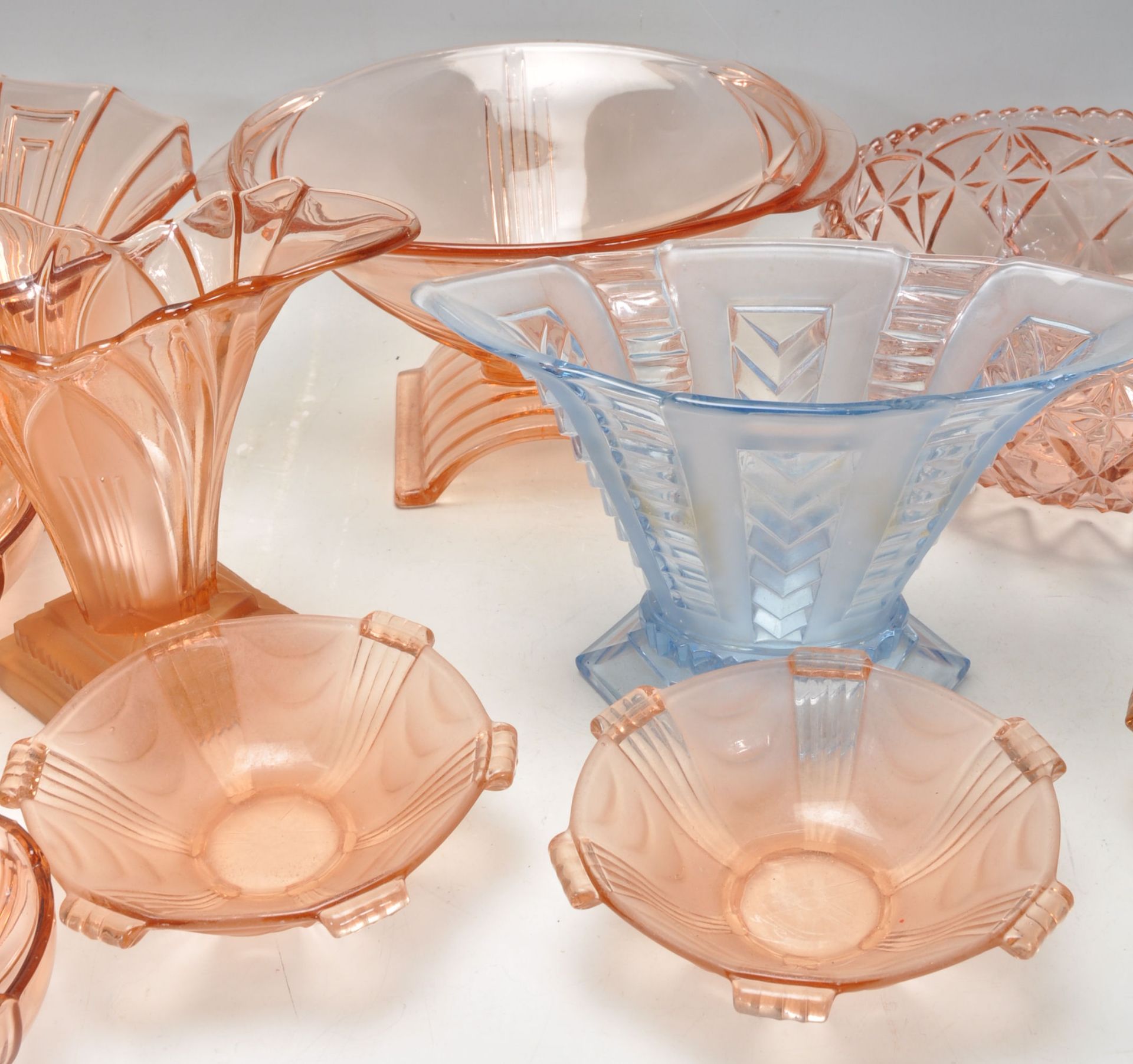 A group of early 20th Century Art Deco 1930's blue and pink glassware to include decorative vases - Bild 5 aus 7