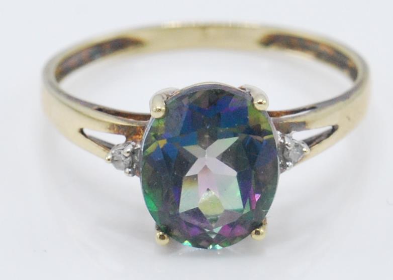 A stamped 9k yellow gold ladies dress ring set with a single faceted cut mystic topaz stone - Image 2 of 4