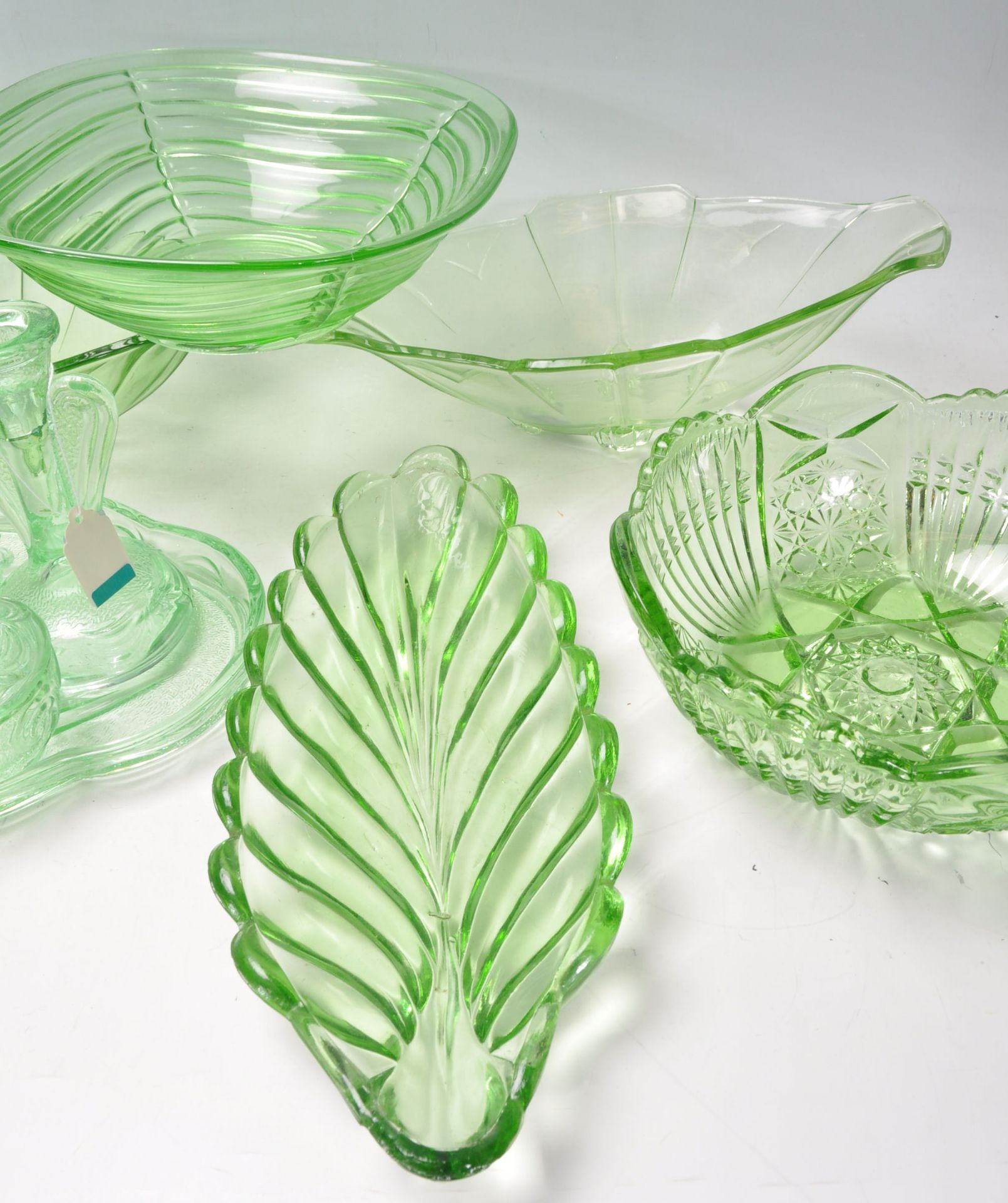 A group of early 20th Century Art Deco 1930's green uranium glassware to include a decorative - Bild 6 aus 6