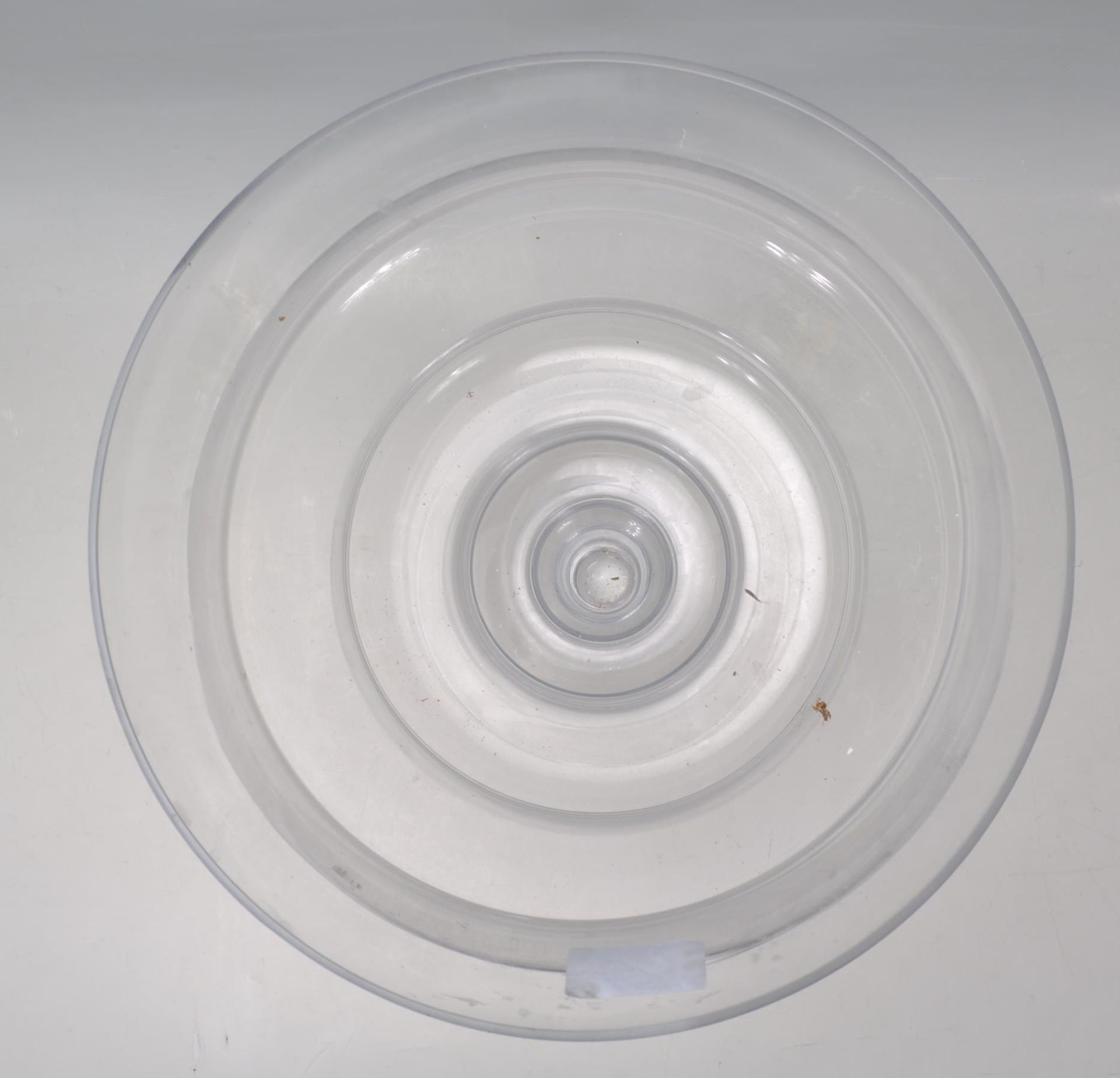 A large 20th Century clear glass large centrepiece  vase having a tapering stepped design body - Bild 5 aus 5