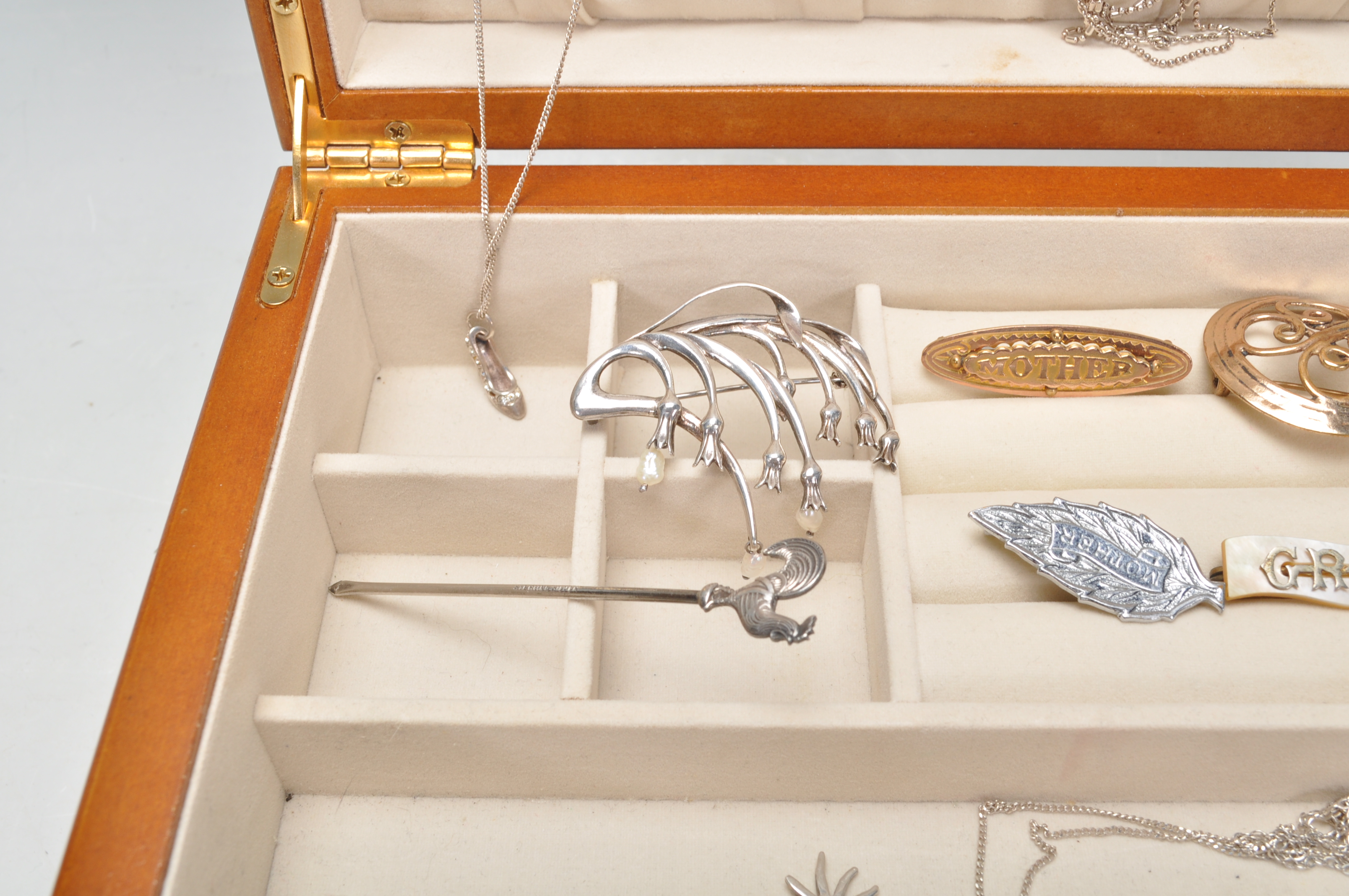 A mixed group of mostly silver jewellery to include silver heart locket pendants, cross and St. - Image 6 of 11