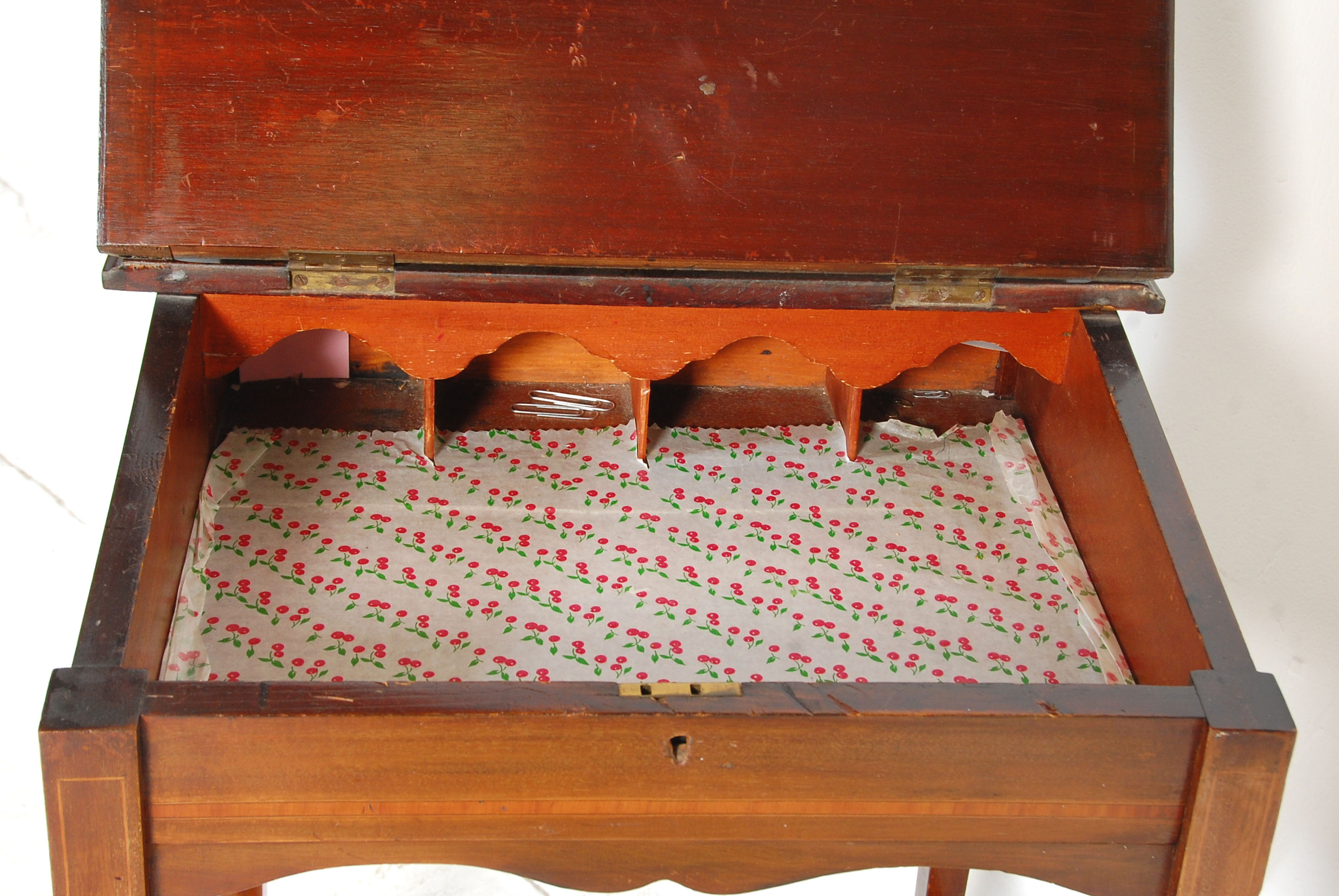 A late Victorian 19th Century mahogany ladies writing desk with satinwood crossbanded inlay. The - Image 5 of 6