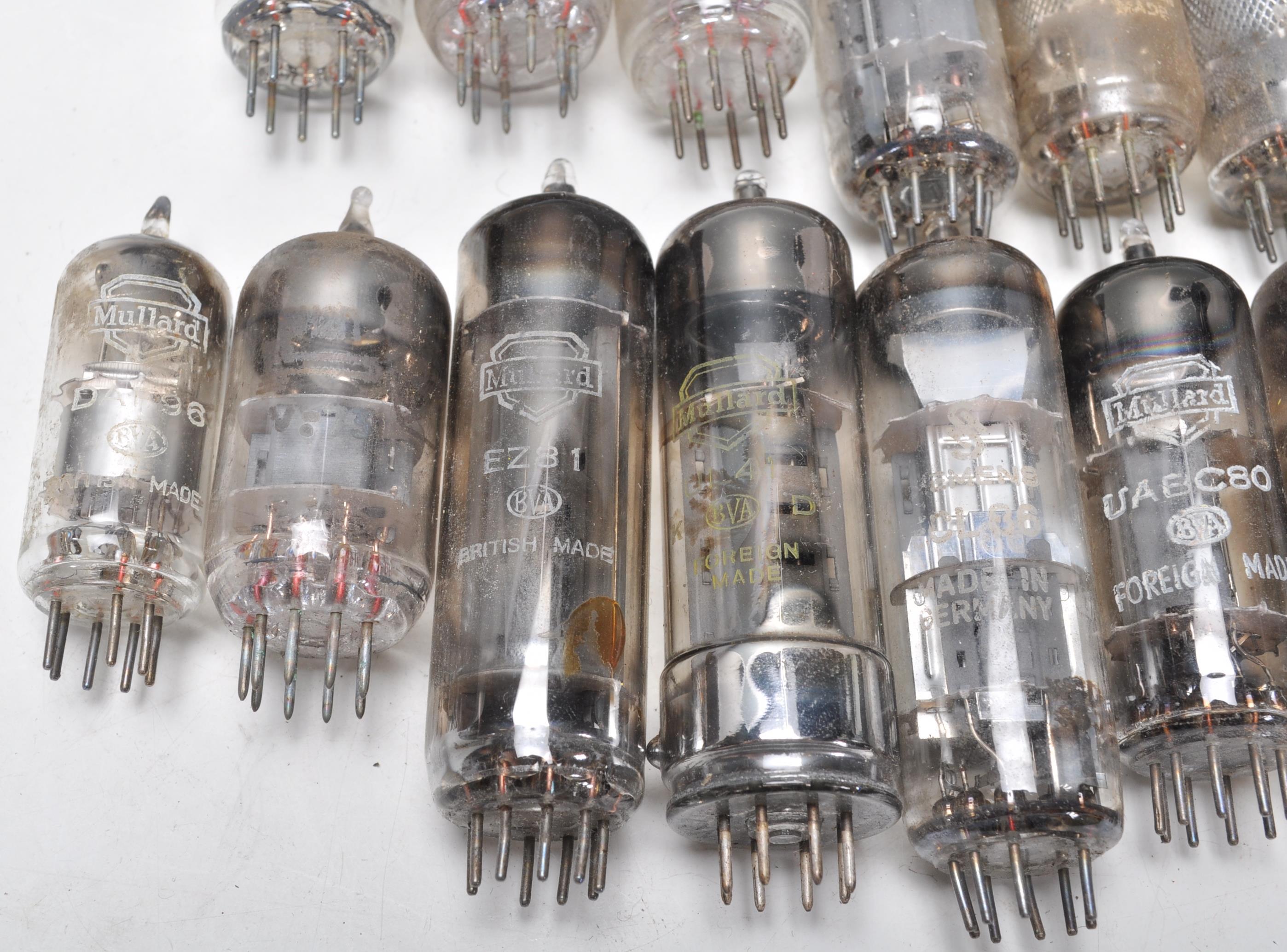 A collection of vintage mixed radio valves to include EC83, EZ81, Ediswate UCH42, Mullard EZ81 - Image 2 of 21