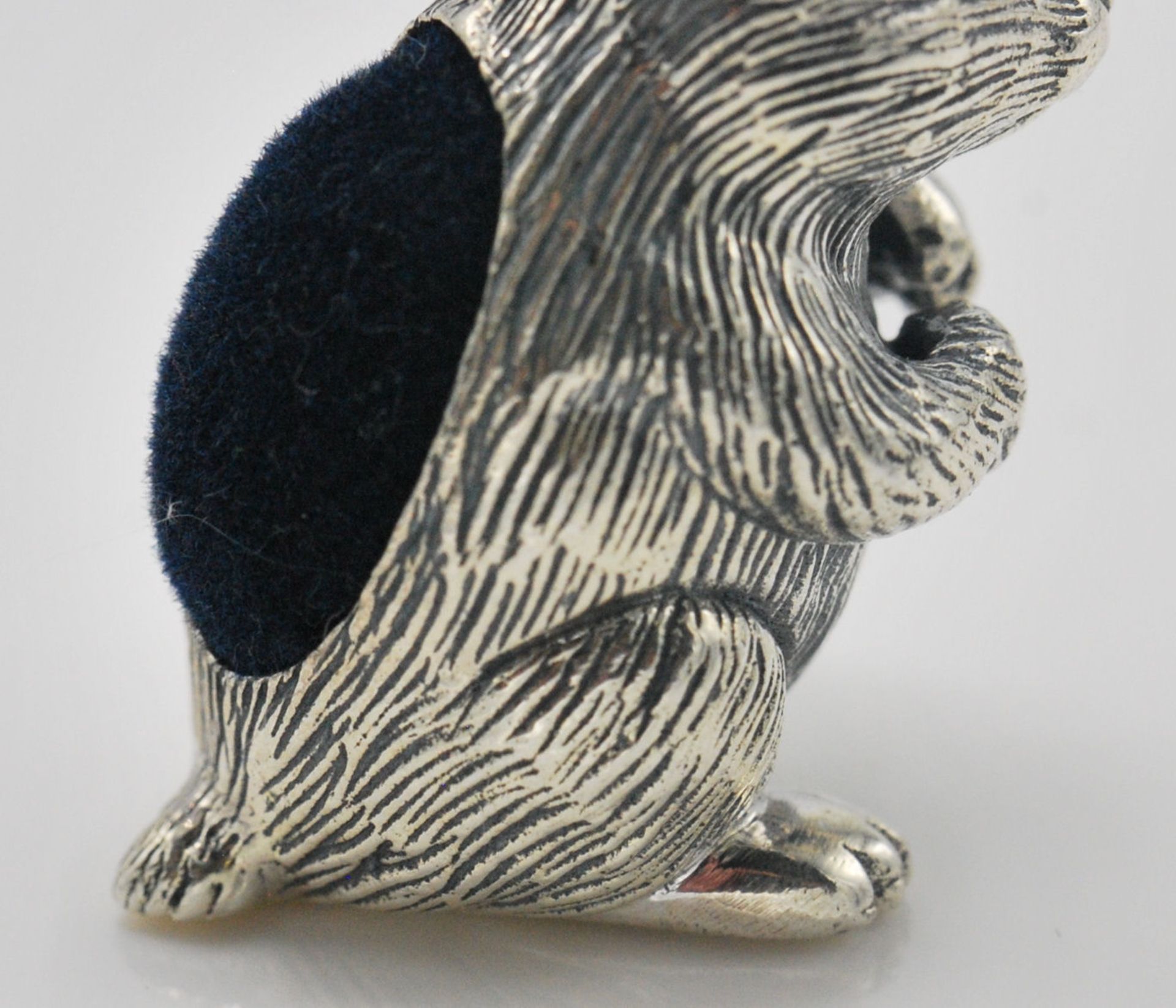 A stamped 925 silver pincushion in the form of a hamster with yellow glass eyes and a blue velvet - Bild 5 aus 6