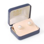 A good pair of 9ct gold and cultured pearl earrings in original box. Gross weight 2.8g. Pearls