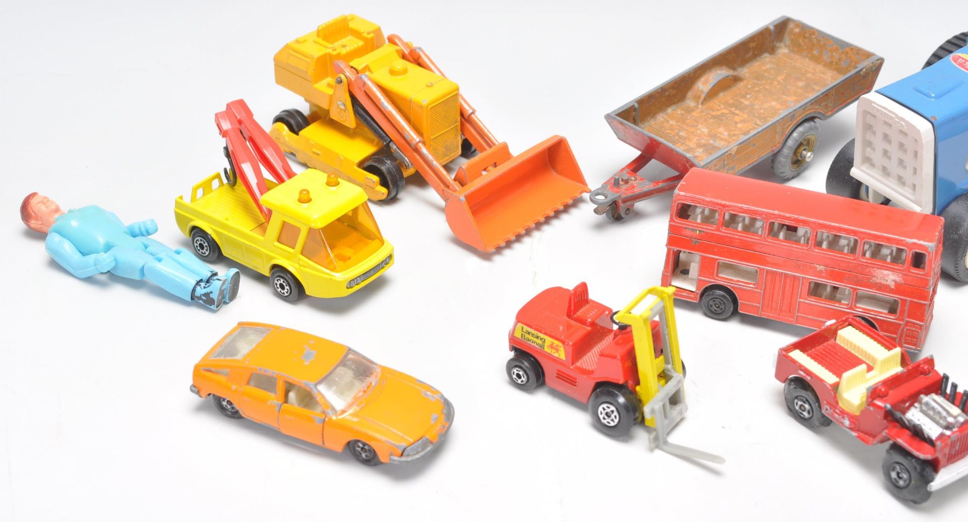 A collection of vintage diecast toy vehicles to include a Dinky 967 Muir Hill Loader and Trencher, - Bild 2 aus 4