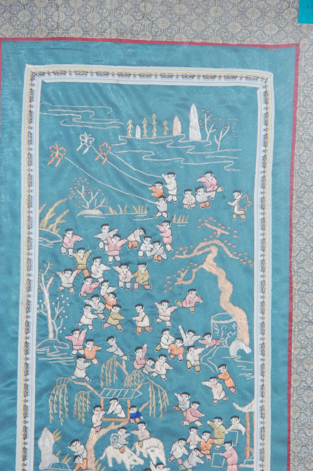 A mid 20th Century Chinese rectangular silk panel having embroidered one-hundred children playing in - Bild 6 aus 8